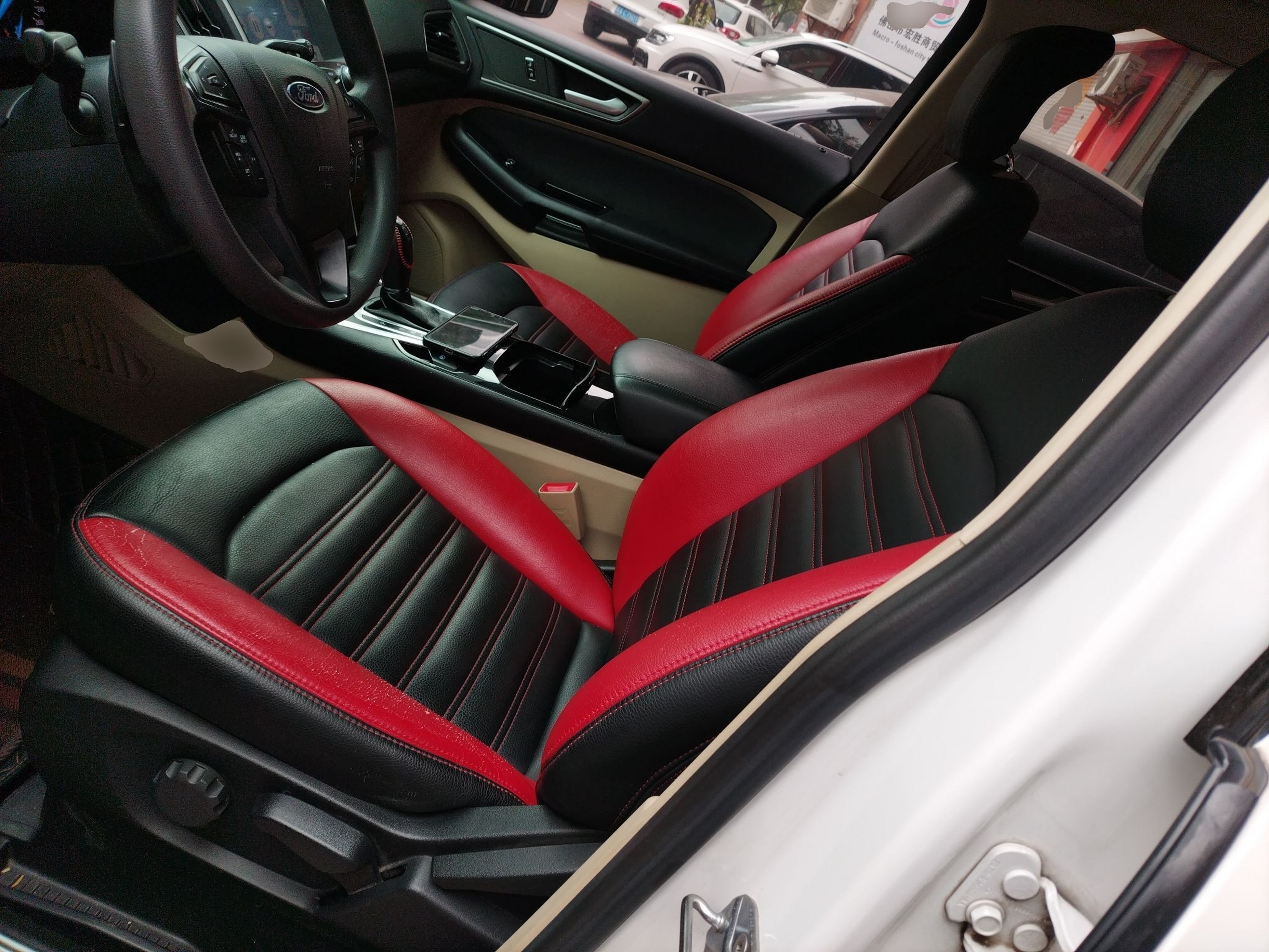 المقاعد الأمامية داخل السيارة