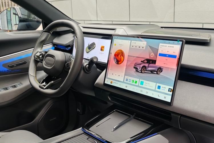 Used Lynk & Co 08 EM-P 2025 220 km All-Wheel-Drive Performance Halo
