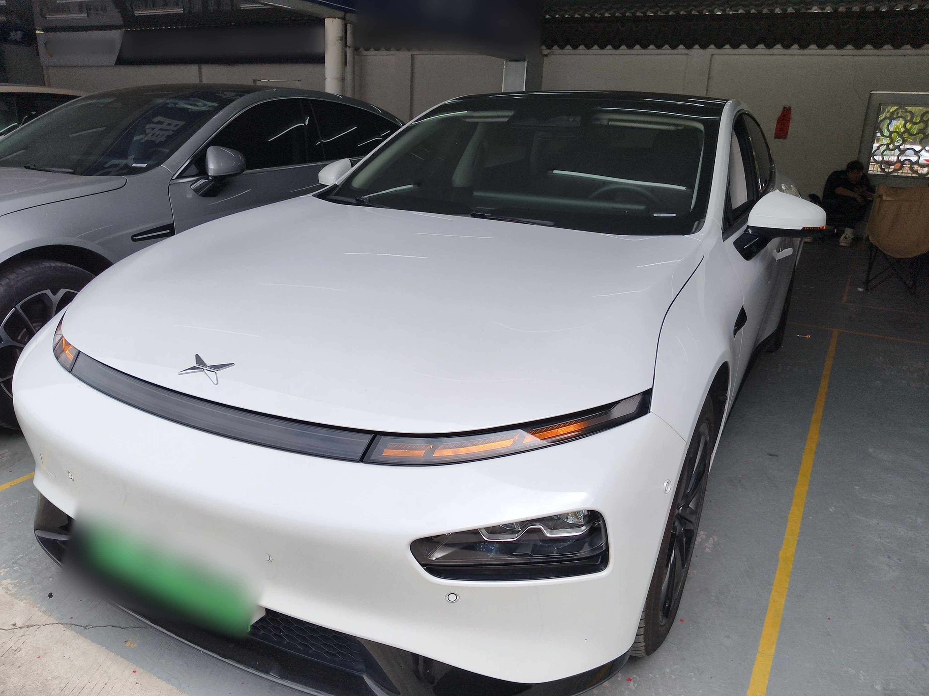 تحت مقدمة السيارة