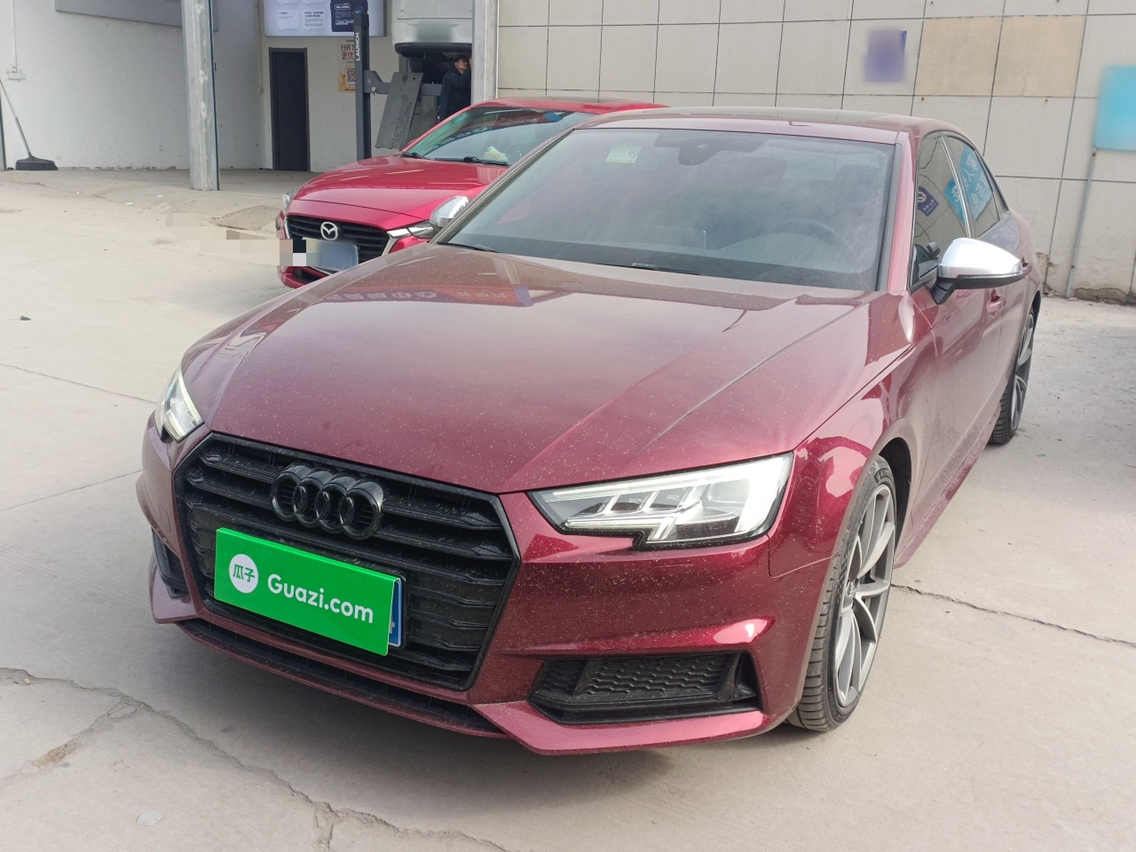 تحت مقدمة السيارة