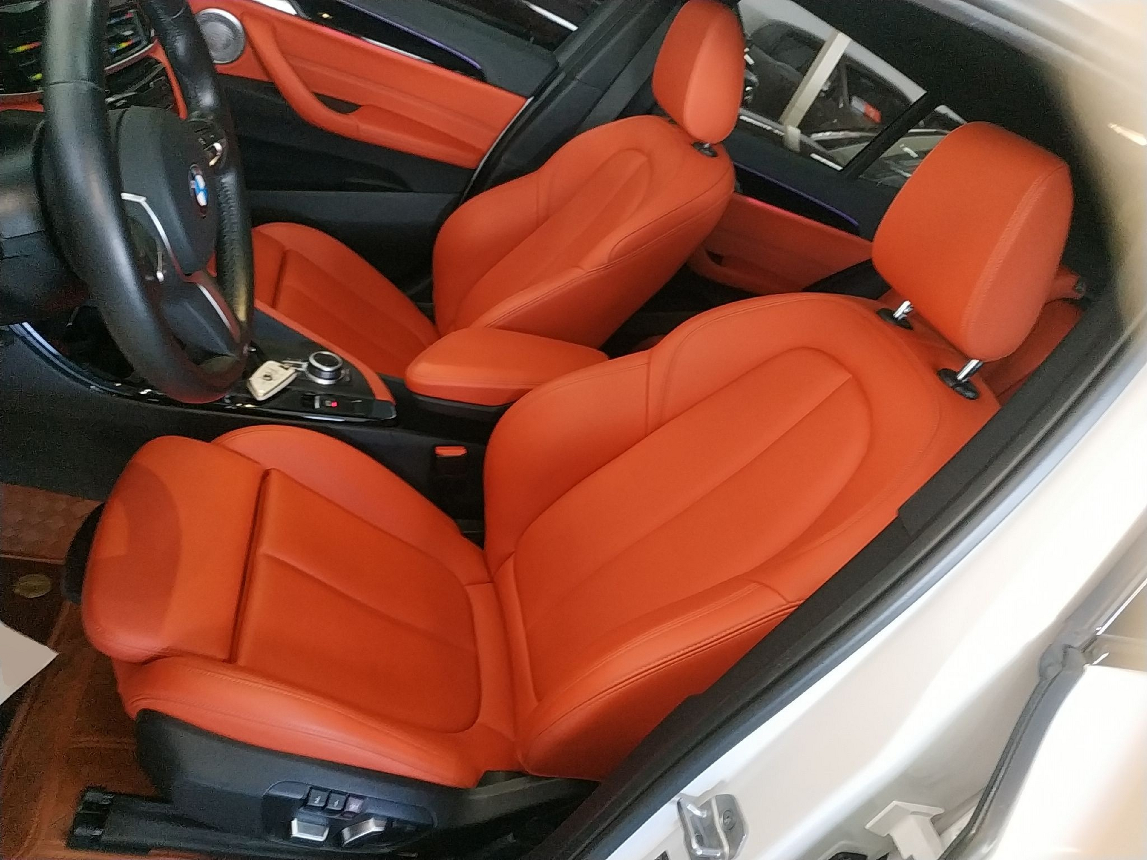 Переднее сиденье в автомобиле