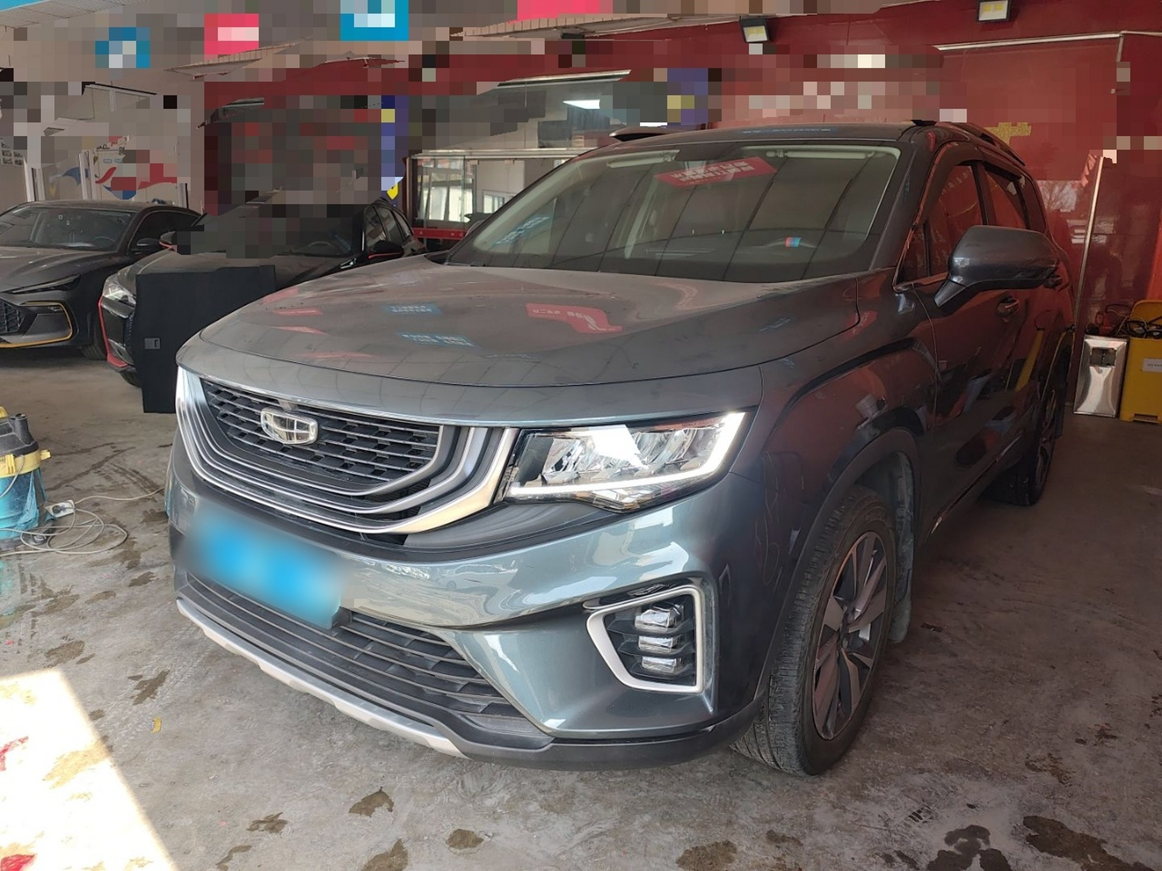 Под передней частью автомобиля