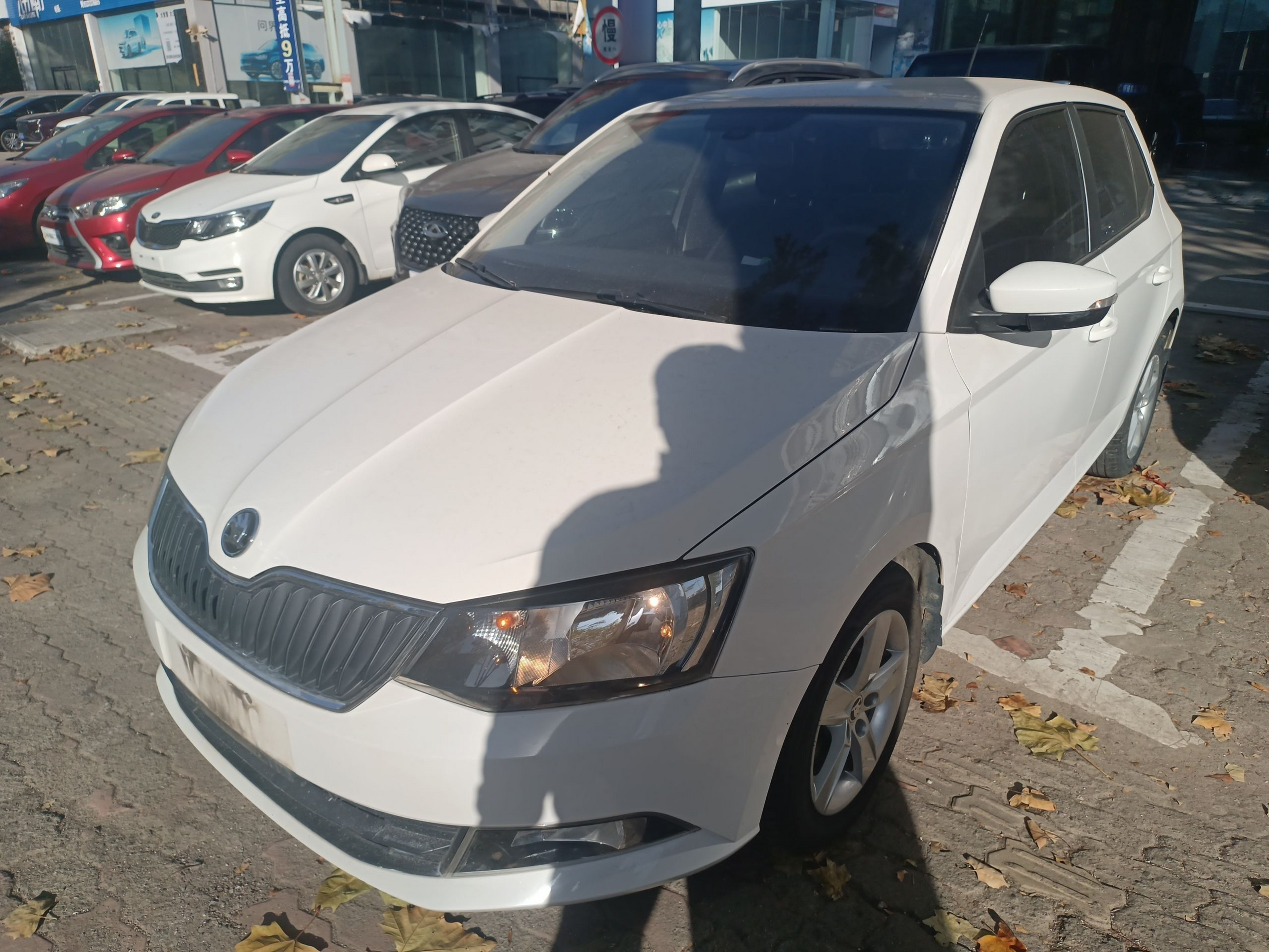 Под передней частью автомобиля