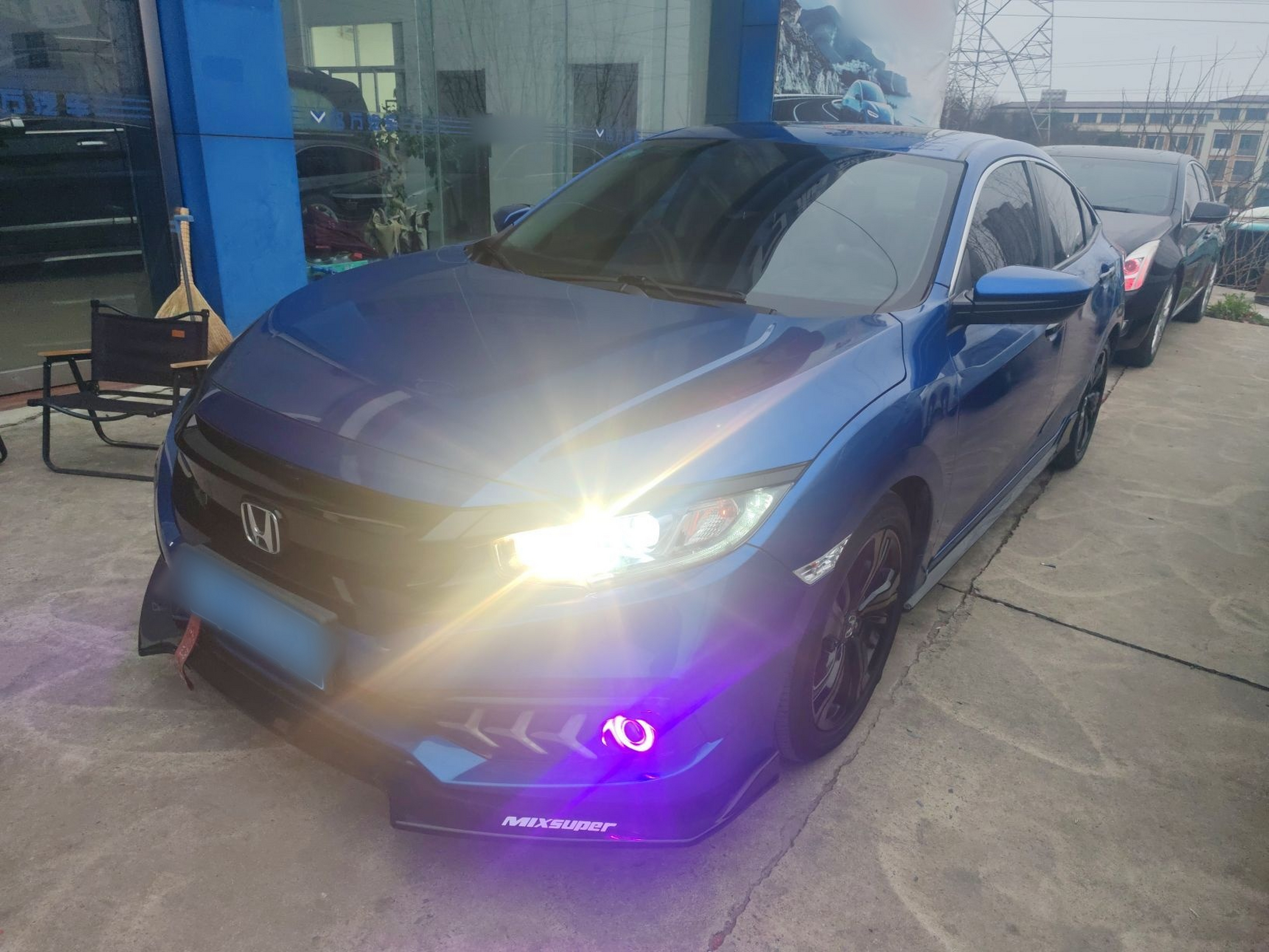 Под передней частью автомобиля