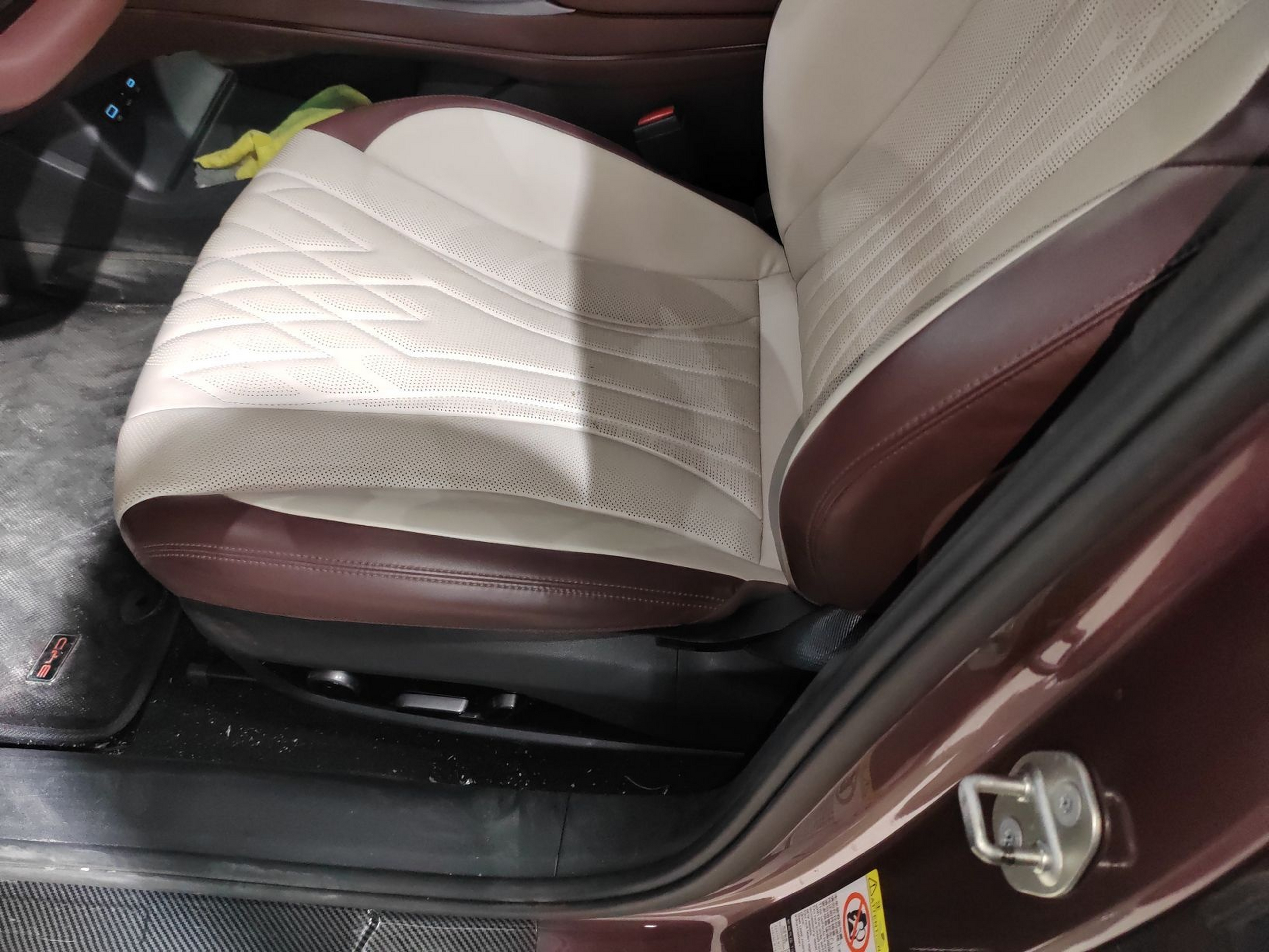 المقاعد الأمامية داخل السيارة