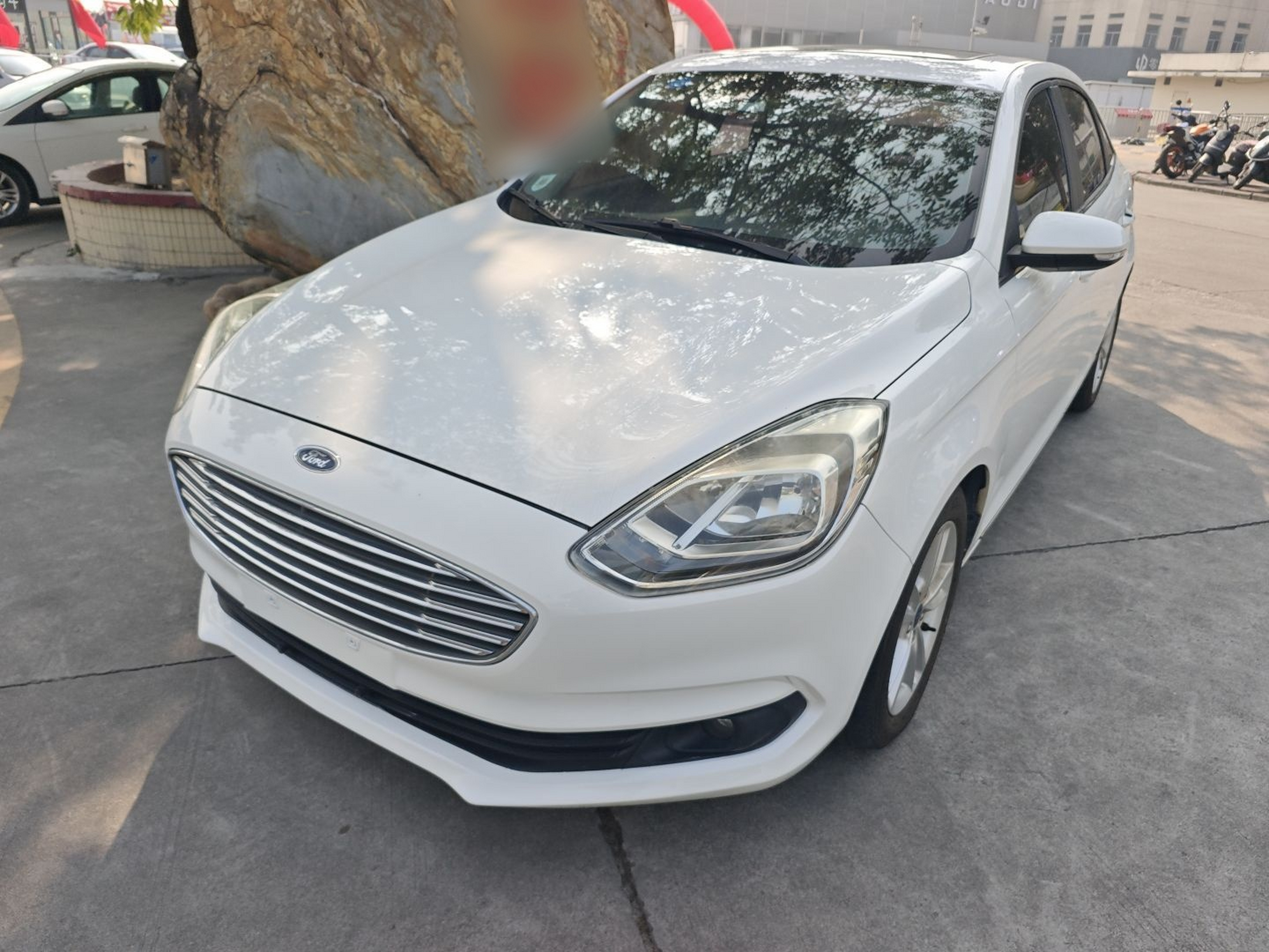 تحت مقدمة السيارة