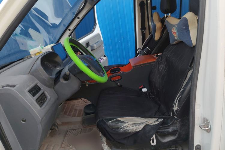 Used Wuling Yangguang 2024 300km Comfort-Grade Passenger Van 60kW
