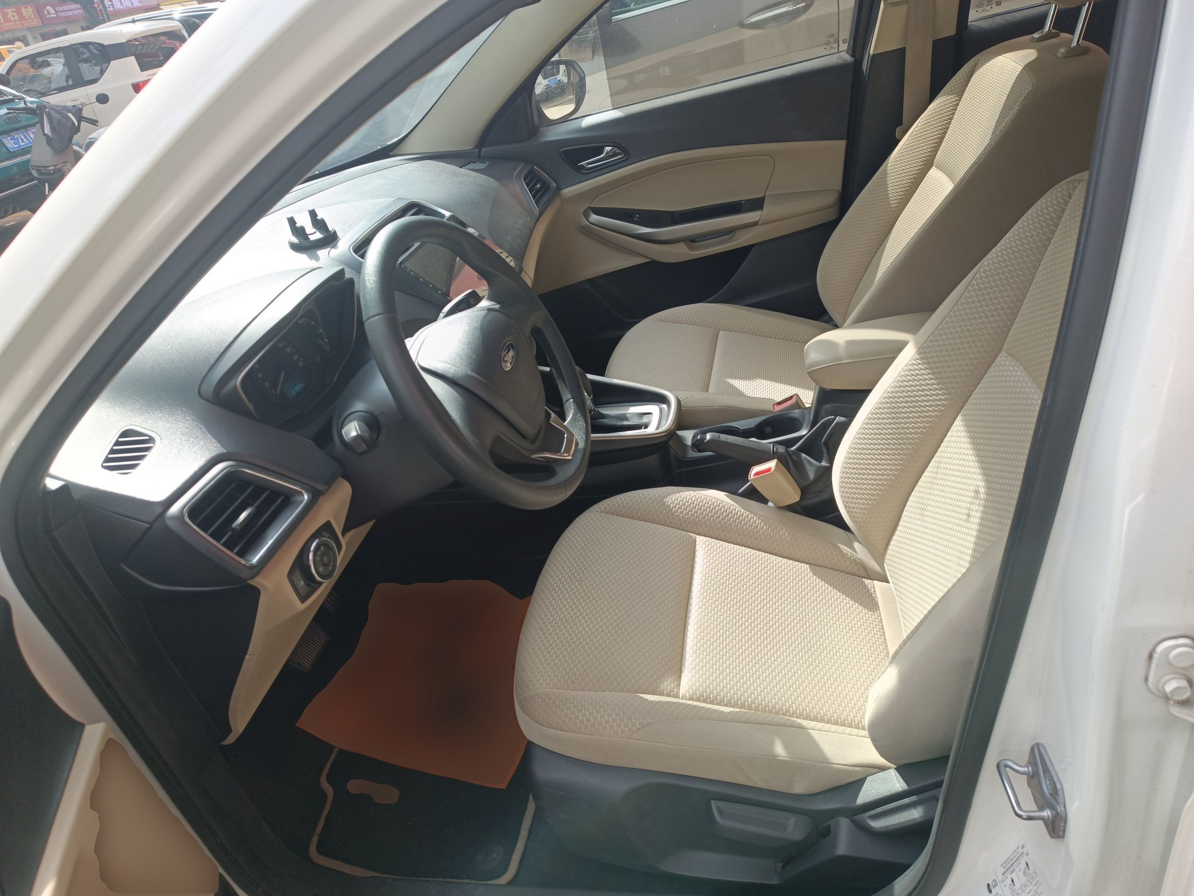 Переднее сиденье в автомобиле