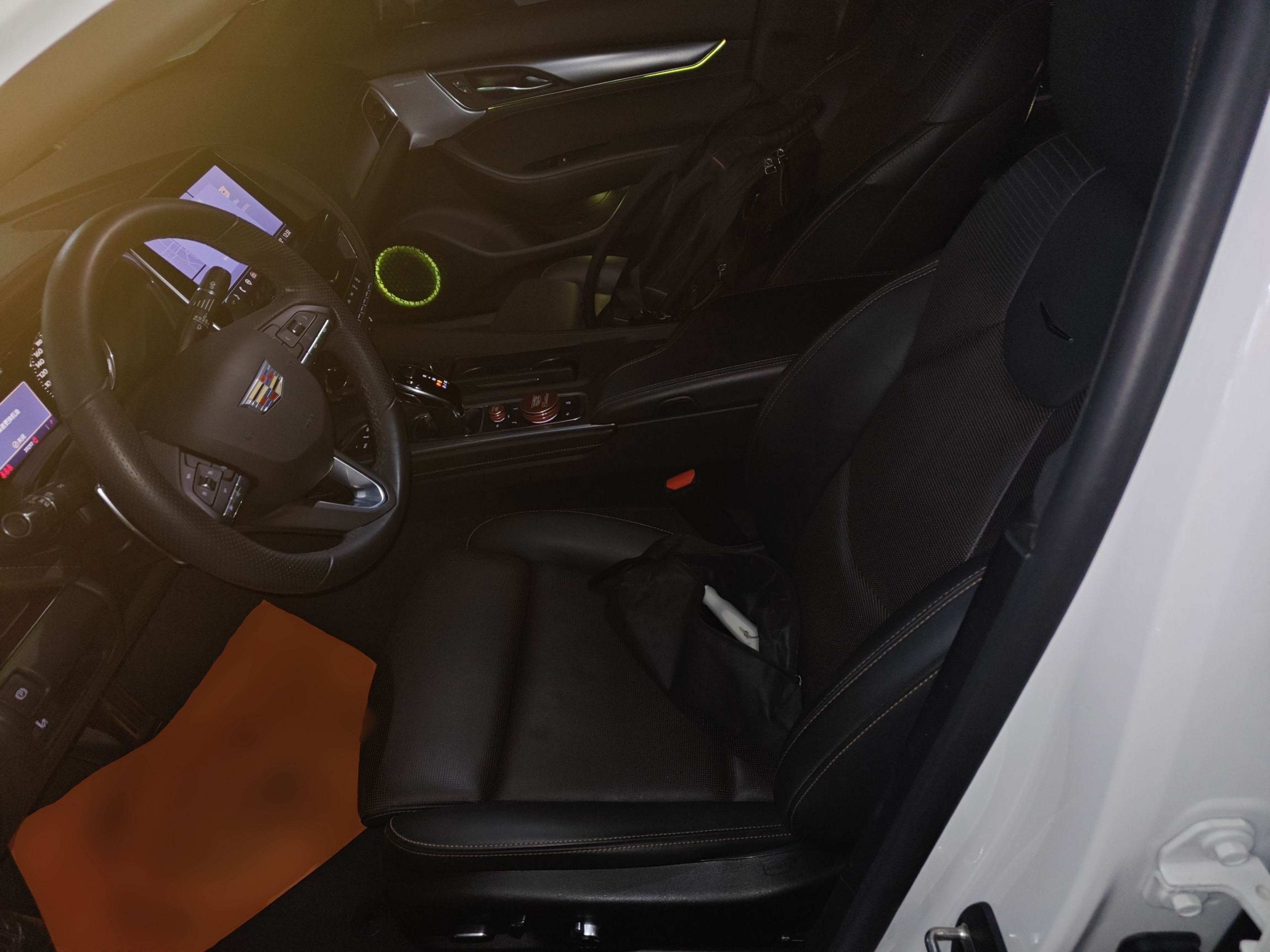 Переднее сиденье в автомобиле