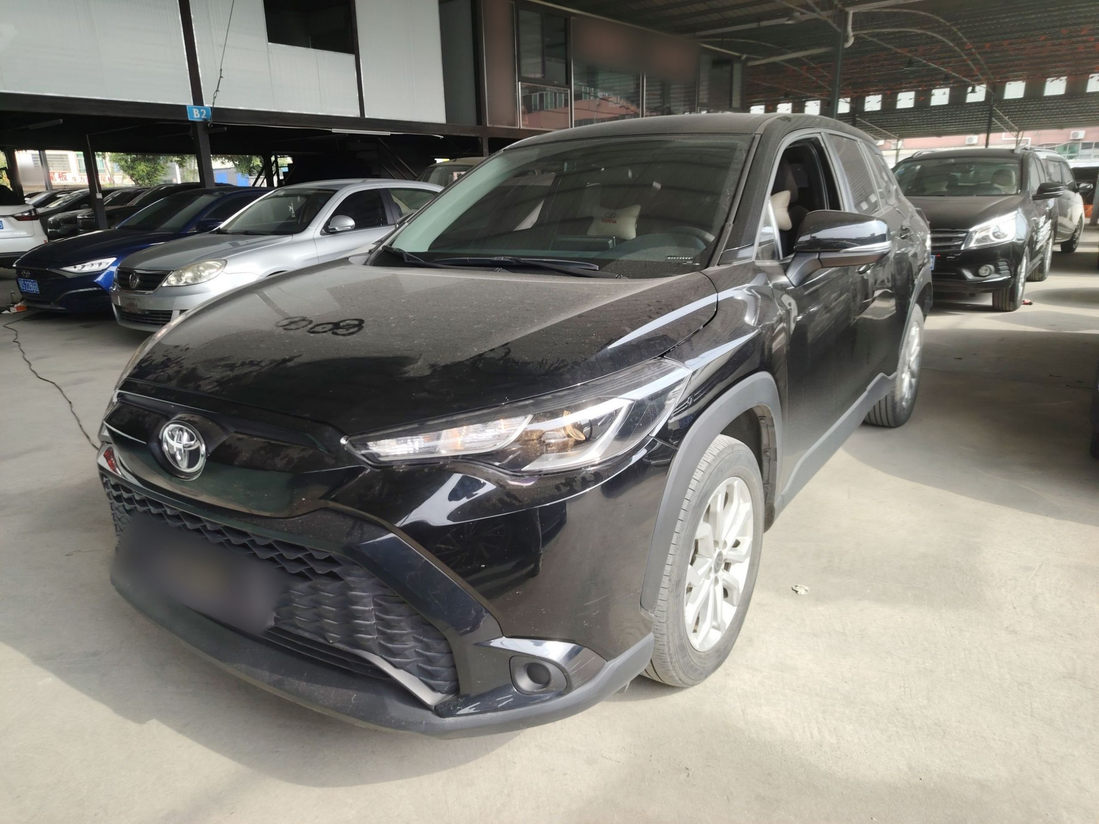 Под передней частью автомобиля