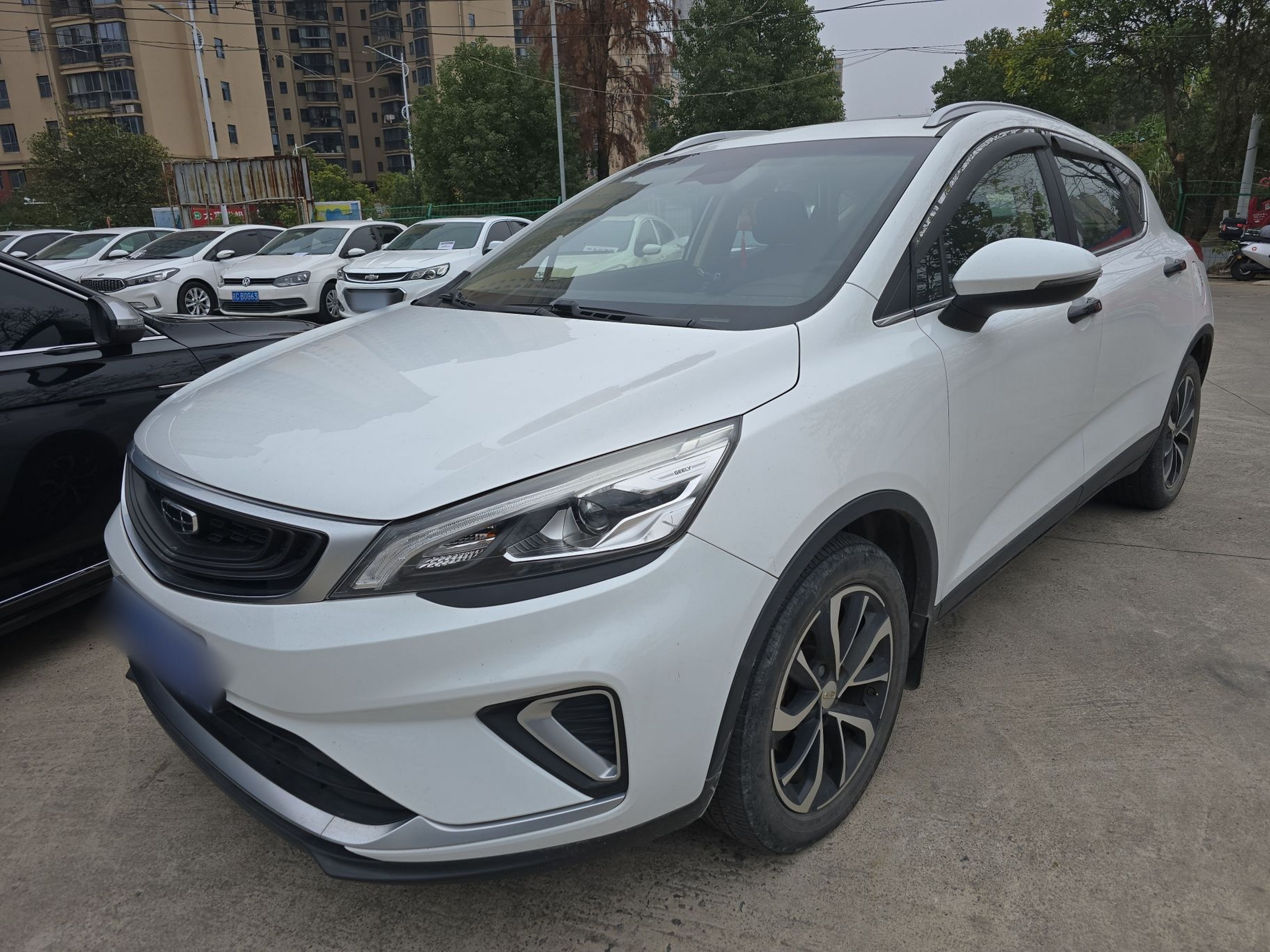 Под передней частью автомобиля