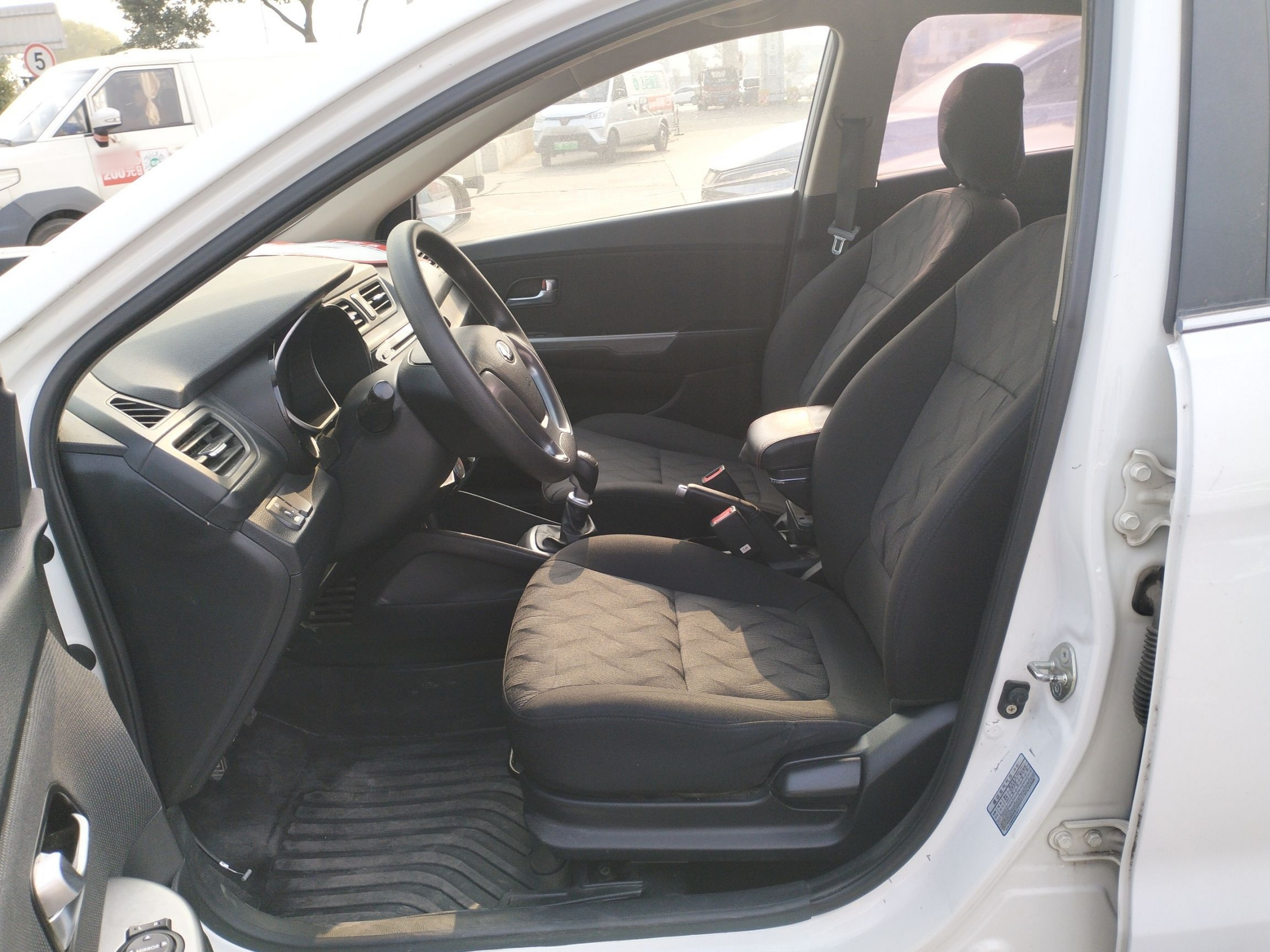 Переднее сиденье в автомобиле