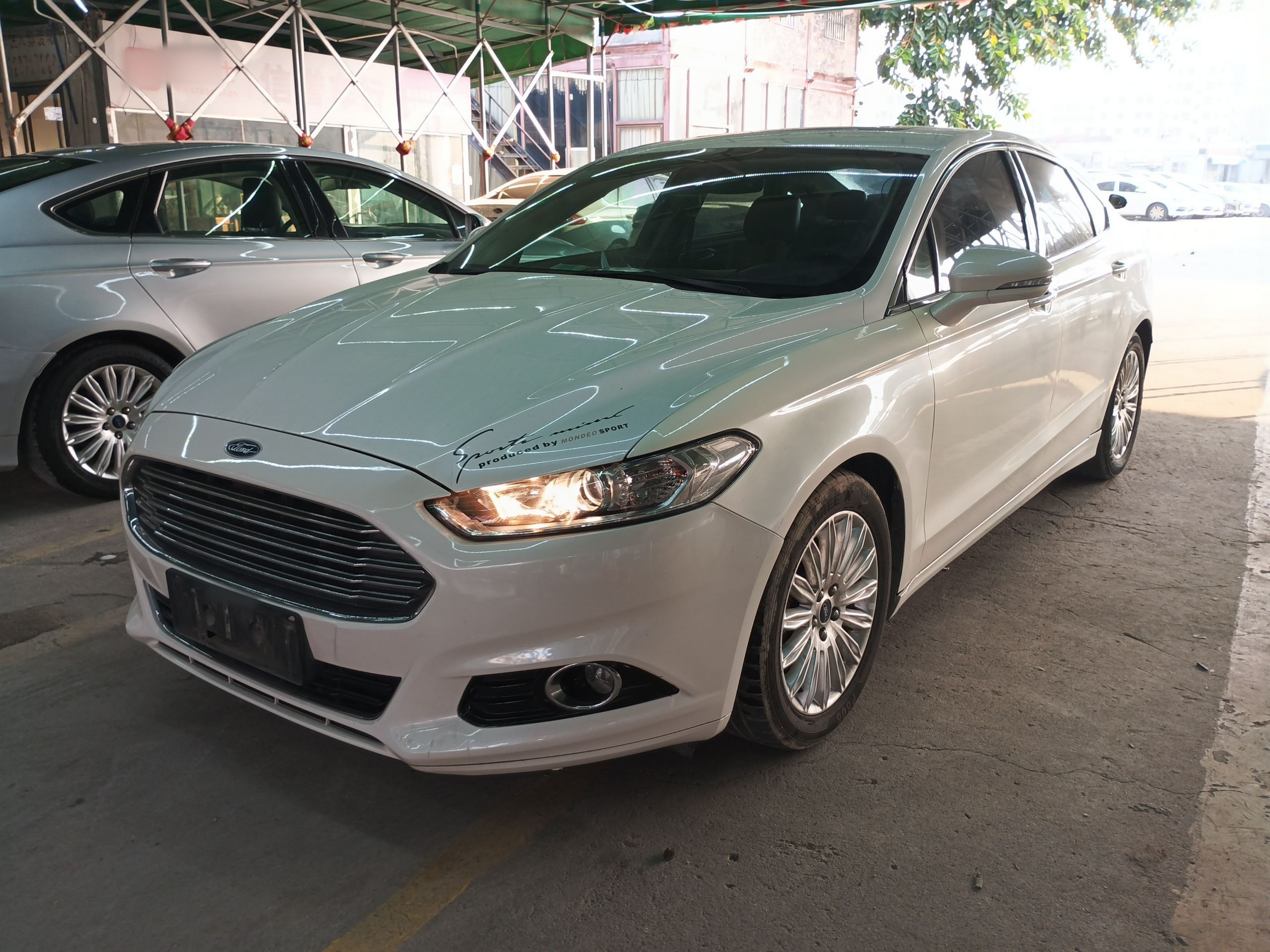 Под передней частью автомобиля