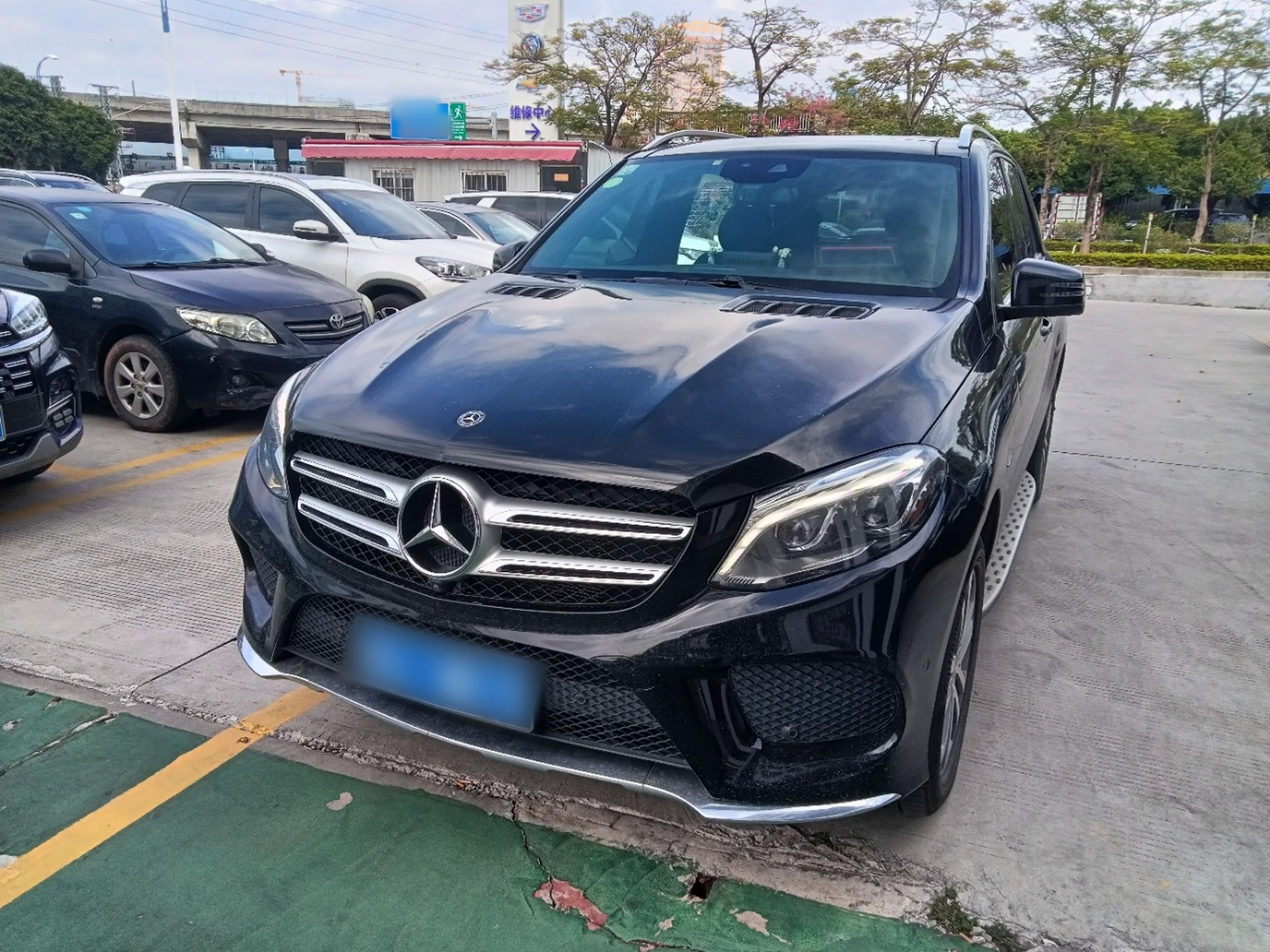 Под передней частью автомобиля