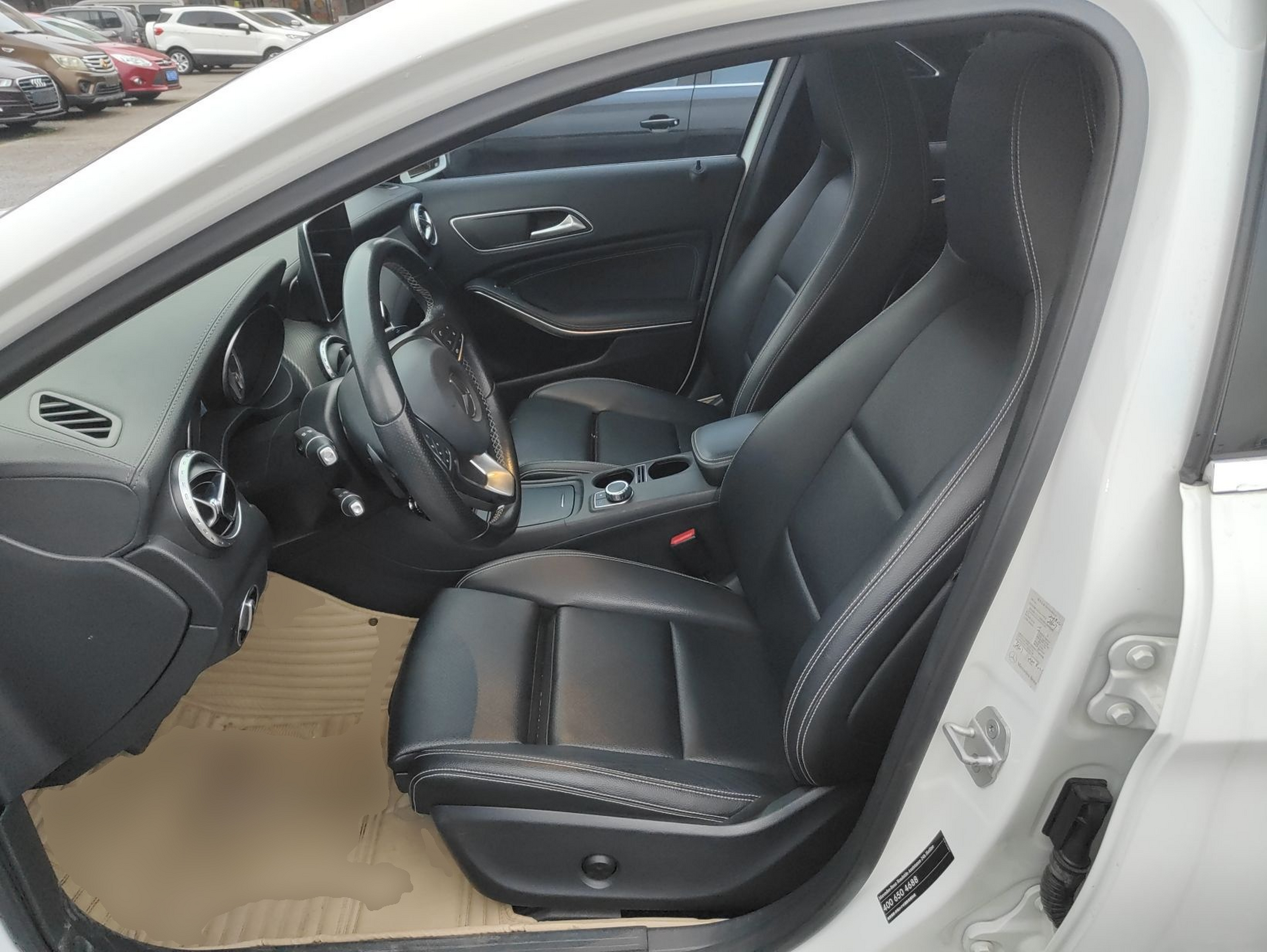 Переднее сиденье в автомобиле