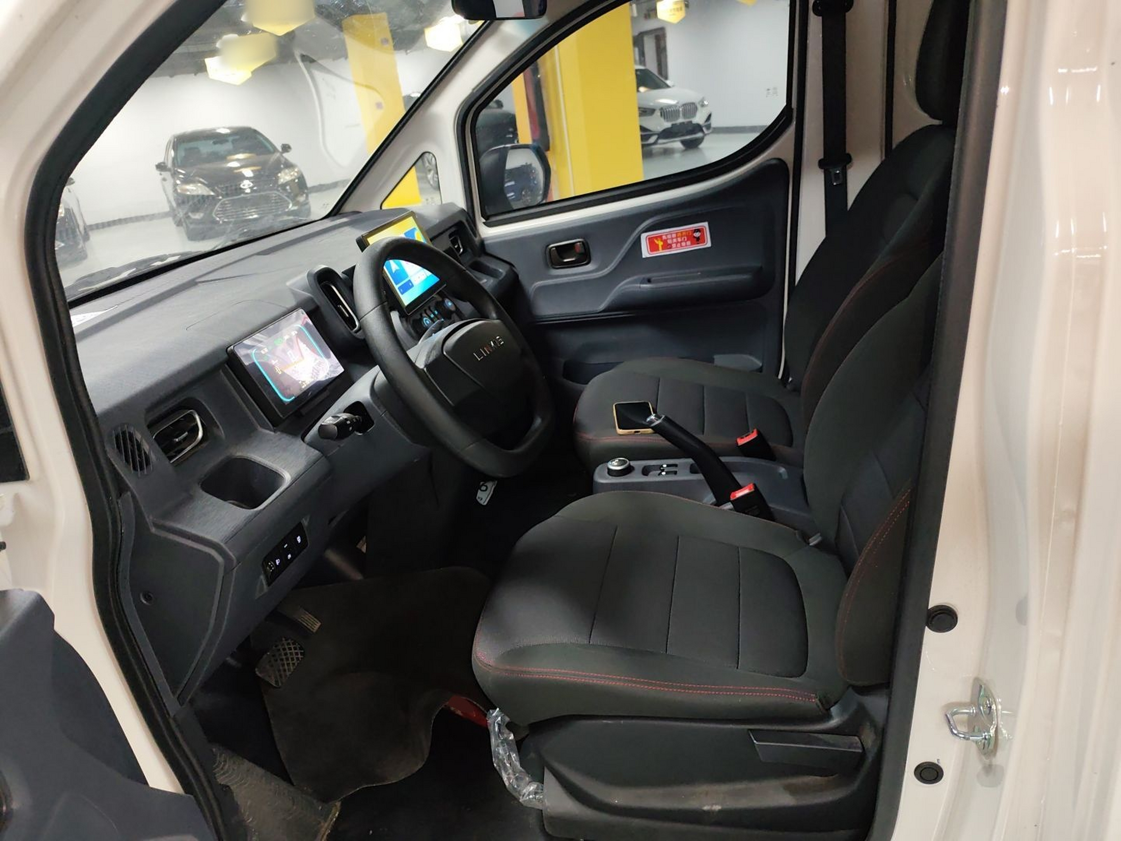 المقاعد الأمامية داخل السيارة