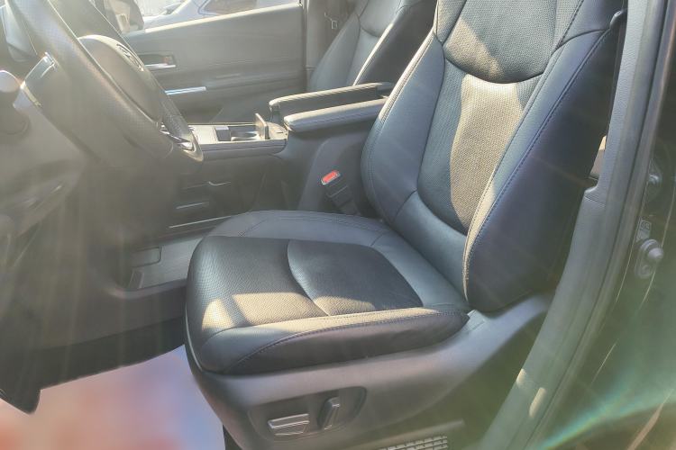 Used Toyota Sienna 2023 2.5L Hybrid Deluxe Edition