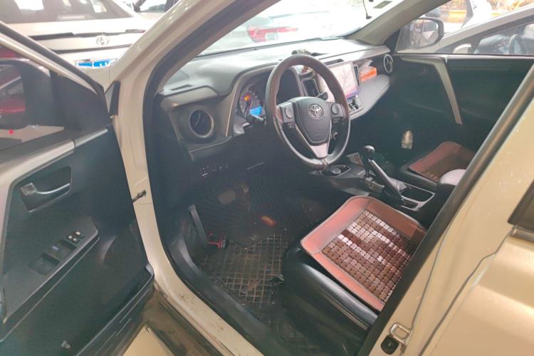 Used Toyota RAV4 2016 2.0L CVT Two-Wheel Drive Fashion Edition China V Standard
