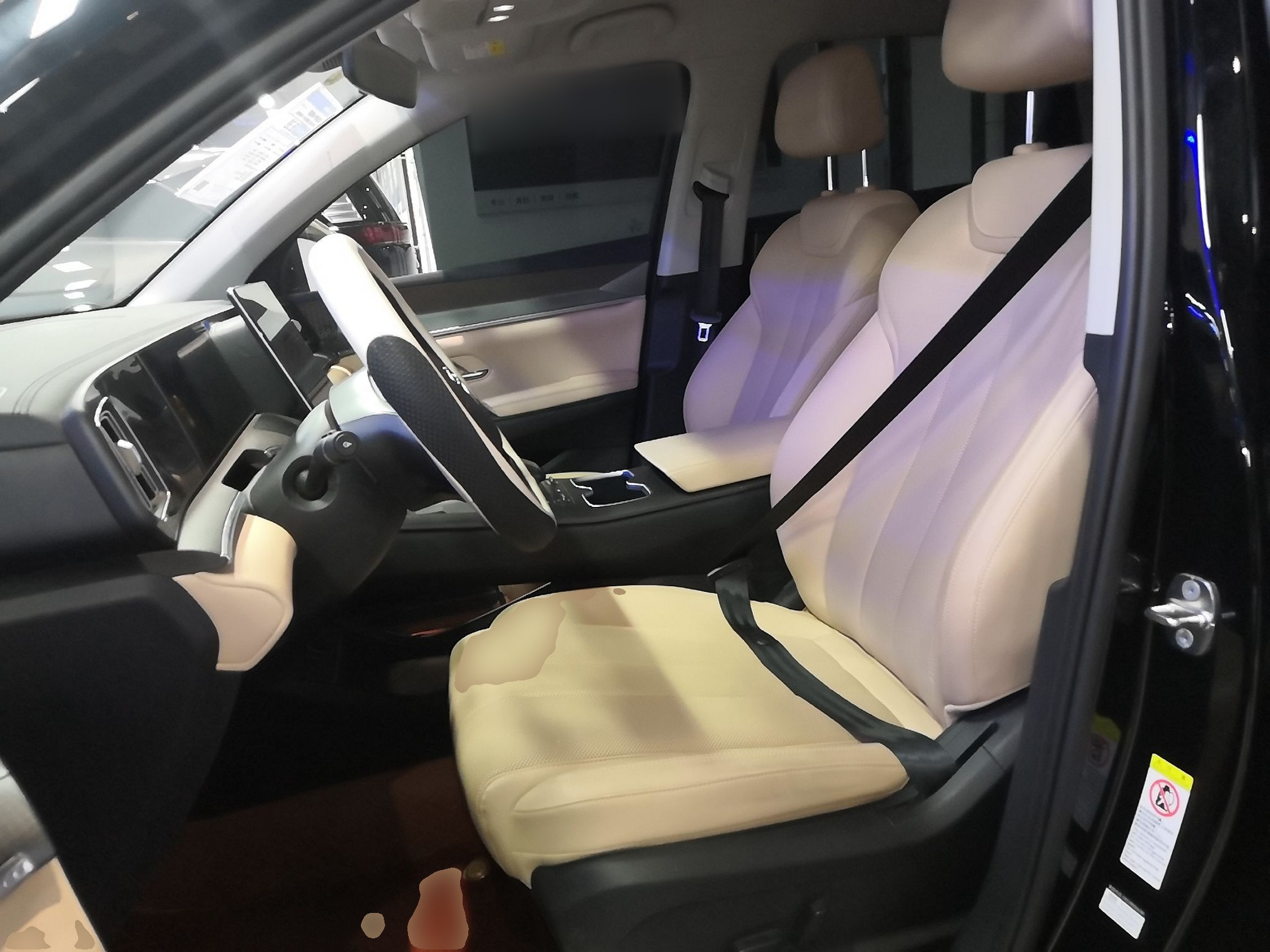 المقاعد الأمامية داخل السيارة