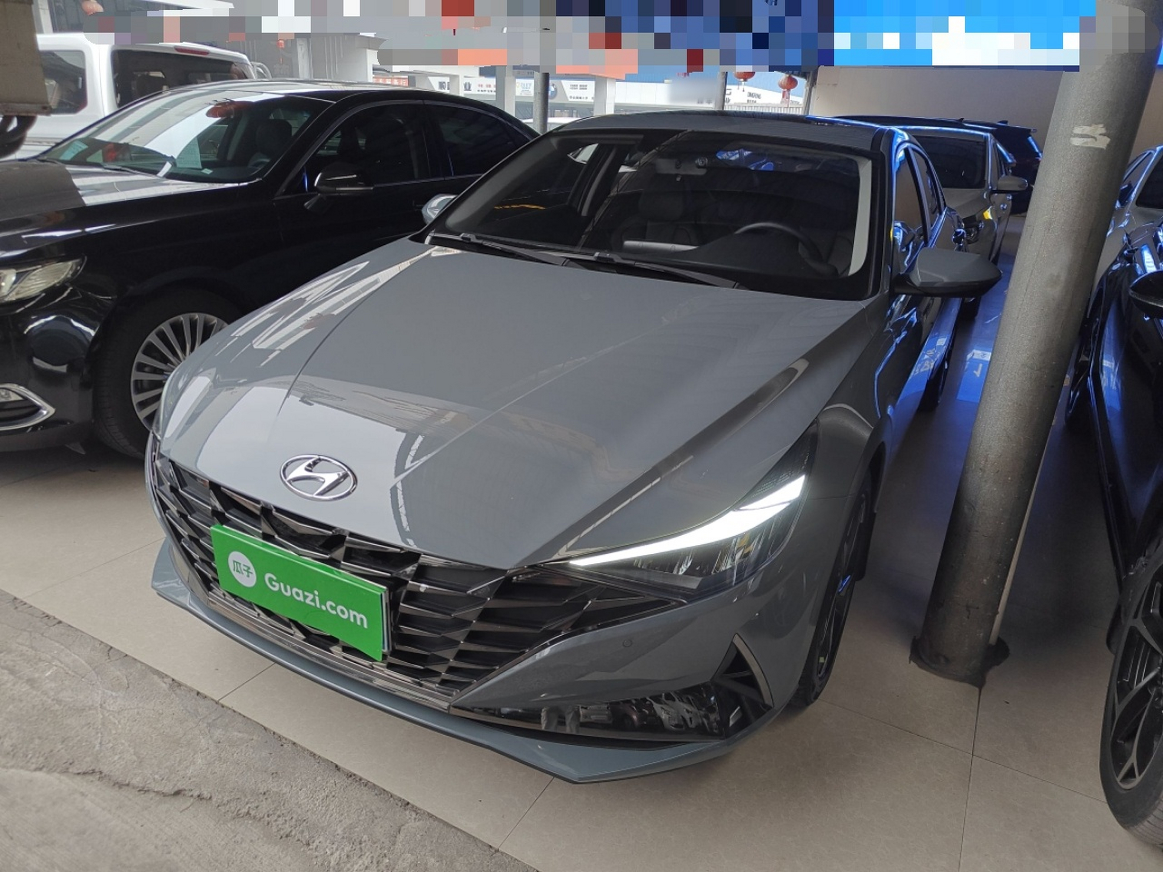 تحت مقدمة السيارة