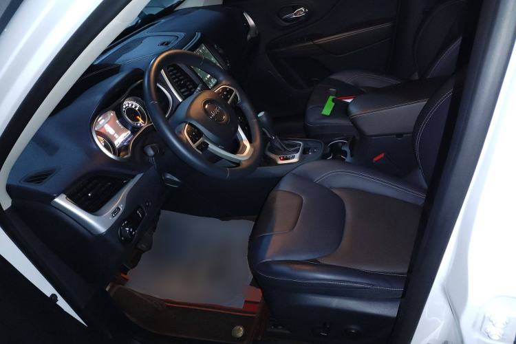 Used  Cherokee 2020 2.0L Two-Wheel Drive Classic Sports Edition
