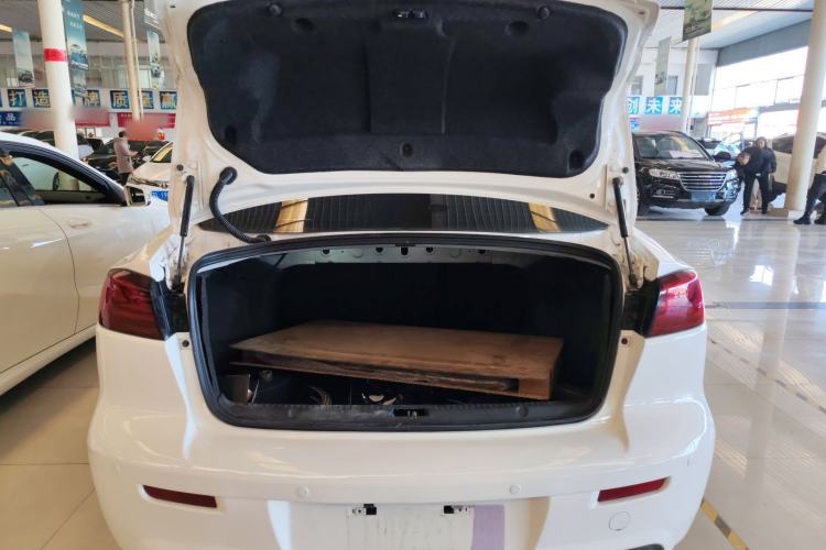 Used Mitsubishi Lancer EX 2016 1.8L CVT Black-and-White Retro Edition
