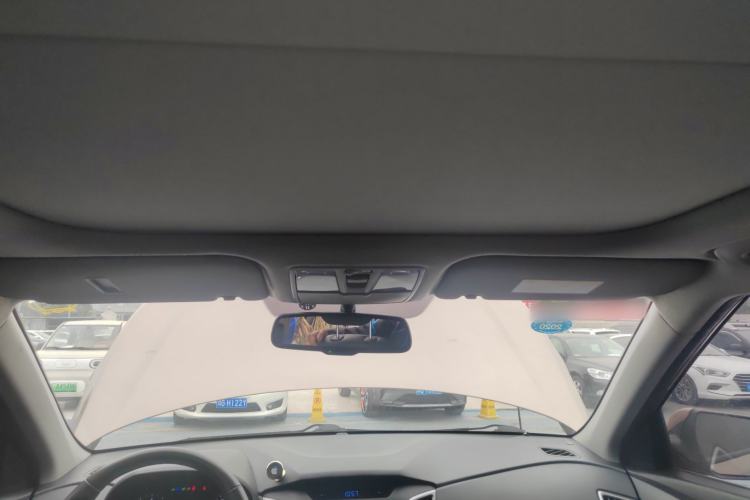 Used Hyundai ix25 2015 1.6L Automatic Two-Wheel-Drive Deluxe DLX Model
