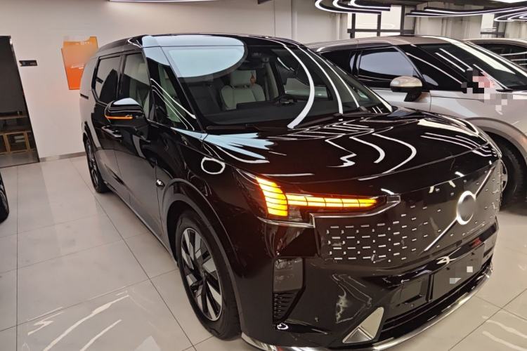 Used Volvo EM90 2025 Ultra Six-Seater
