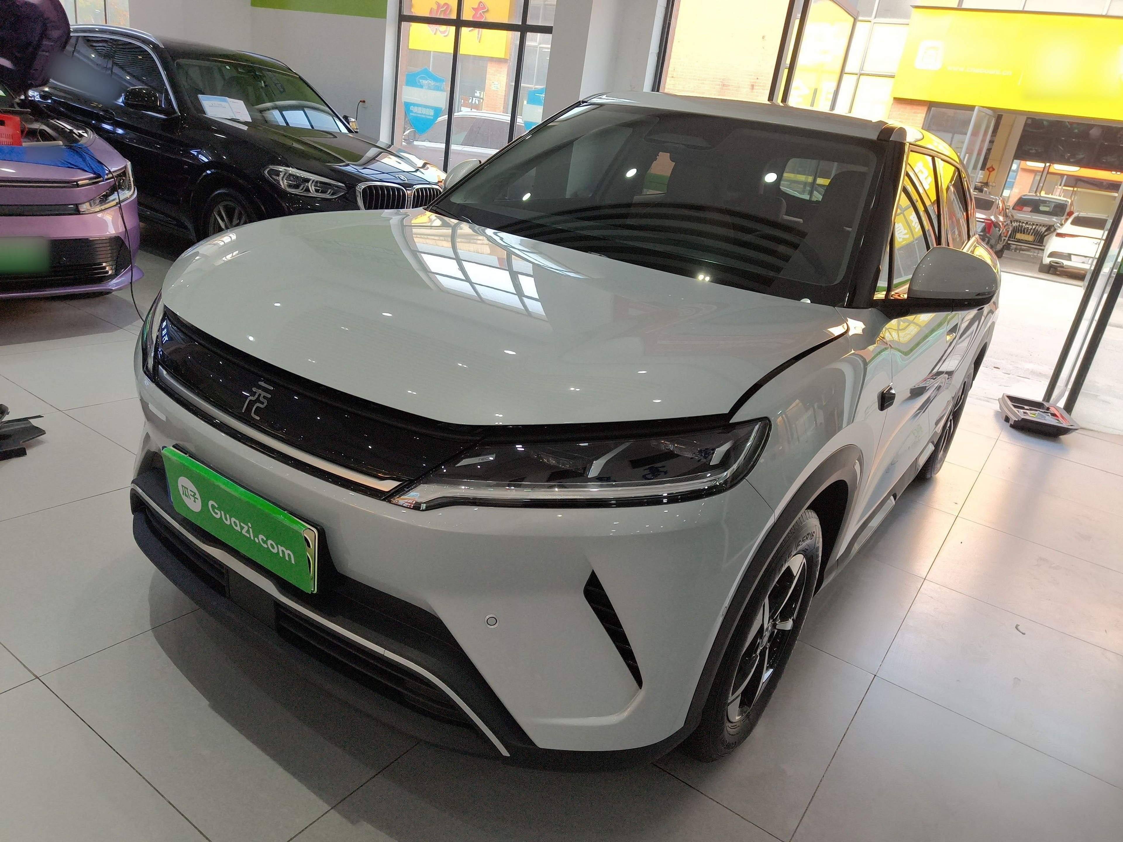 تحت مقدمة السيارة