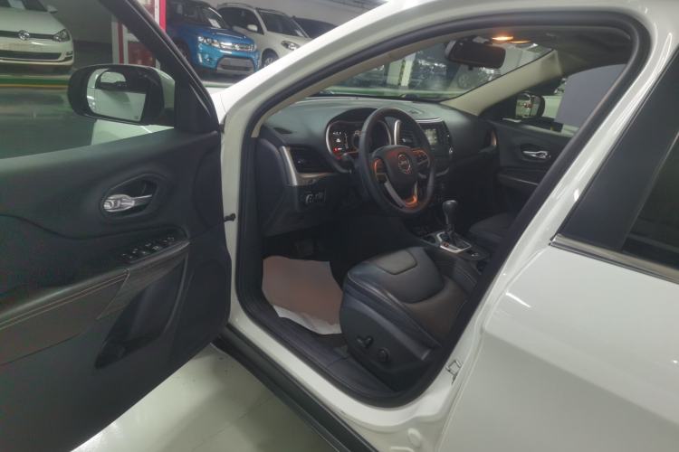 Used  Cherokee 2016 2.4L Leading Edition
