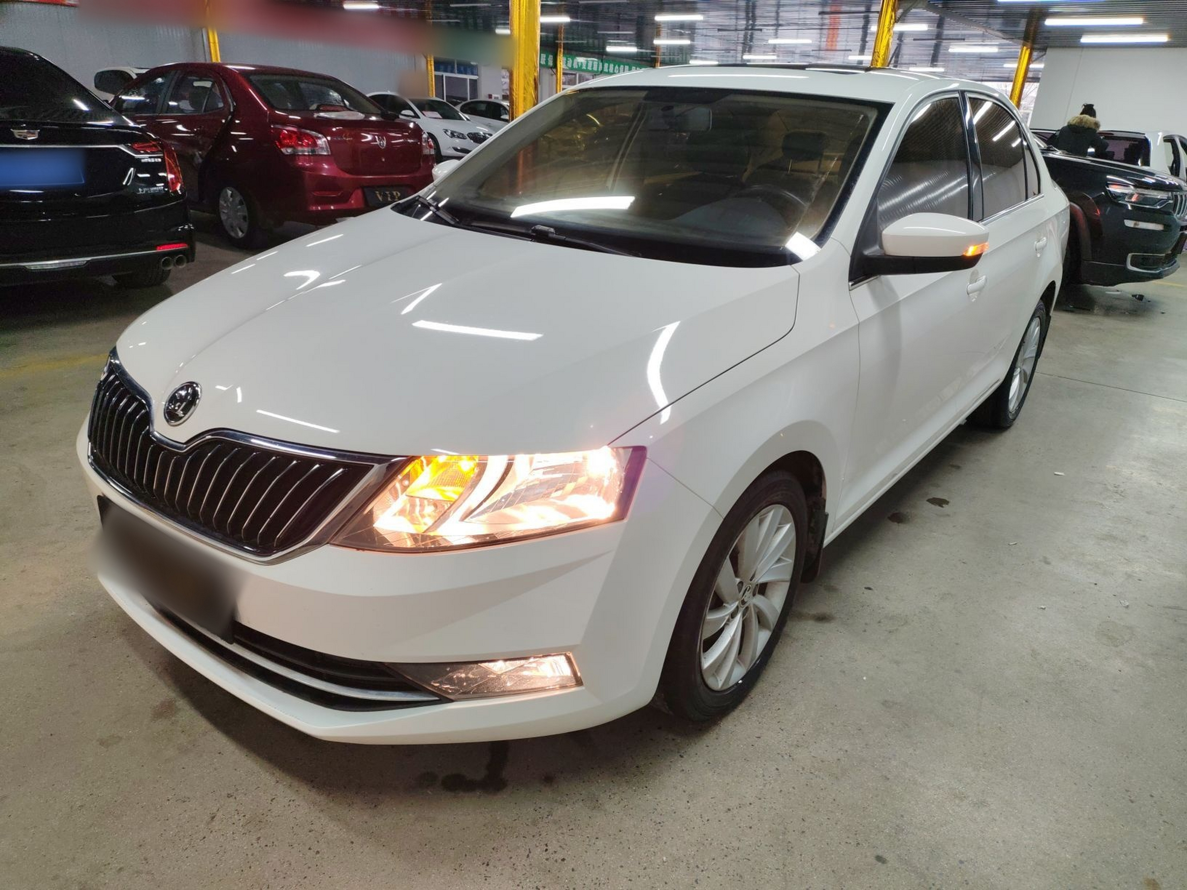 Под передней частью автомобиля