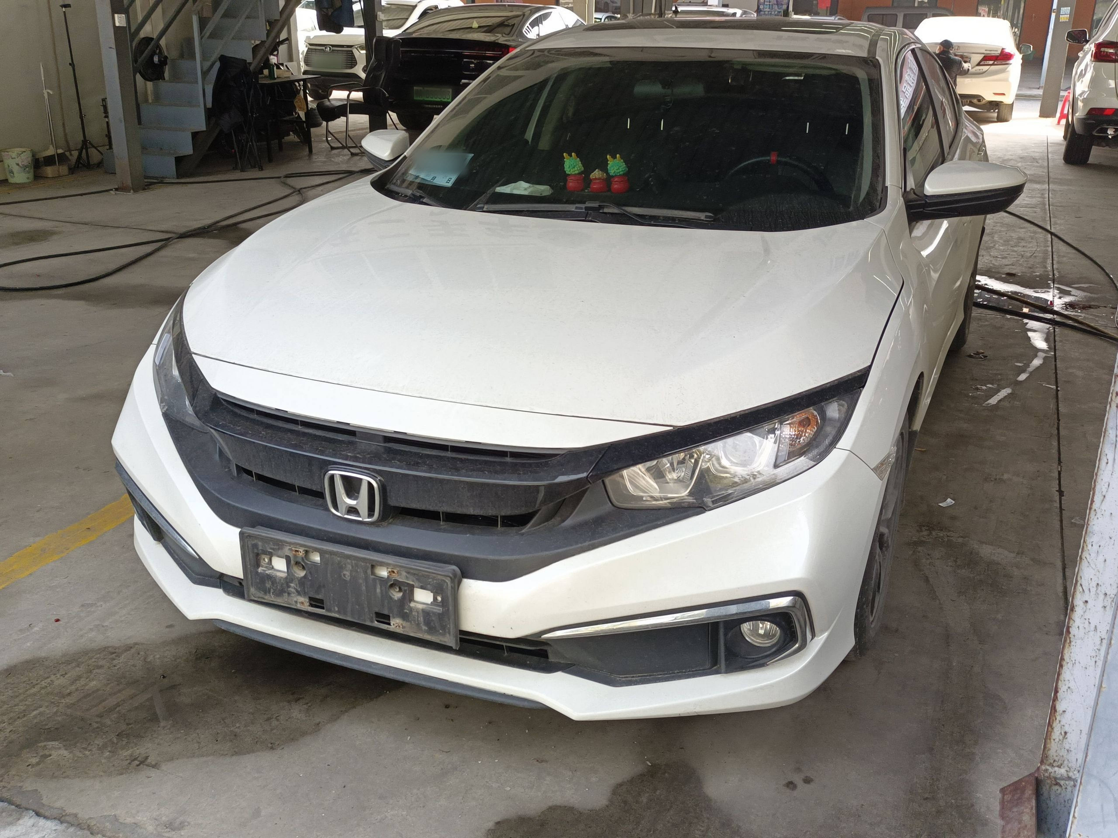 Под передней частью автомобиля