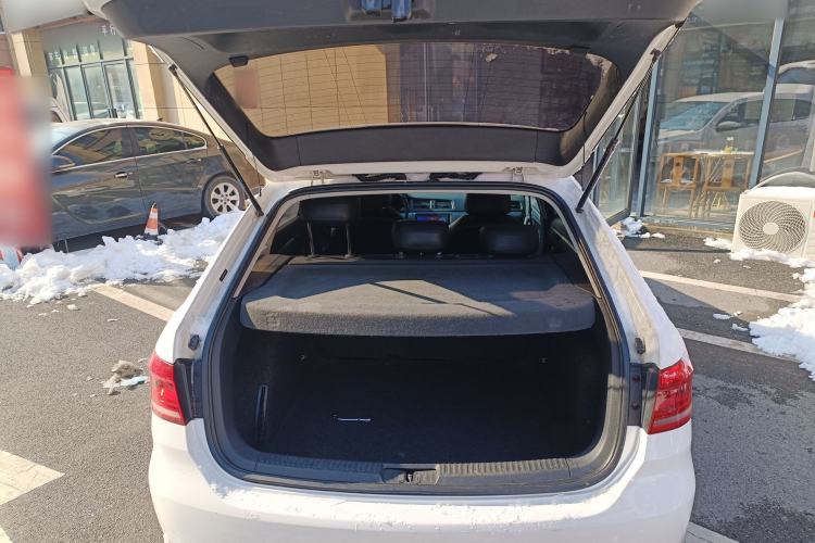 Used Volkswagen Gran Lavida 2013 1.6L Manual Fashion Model