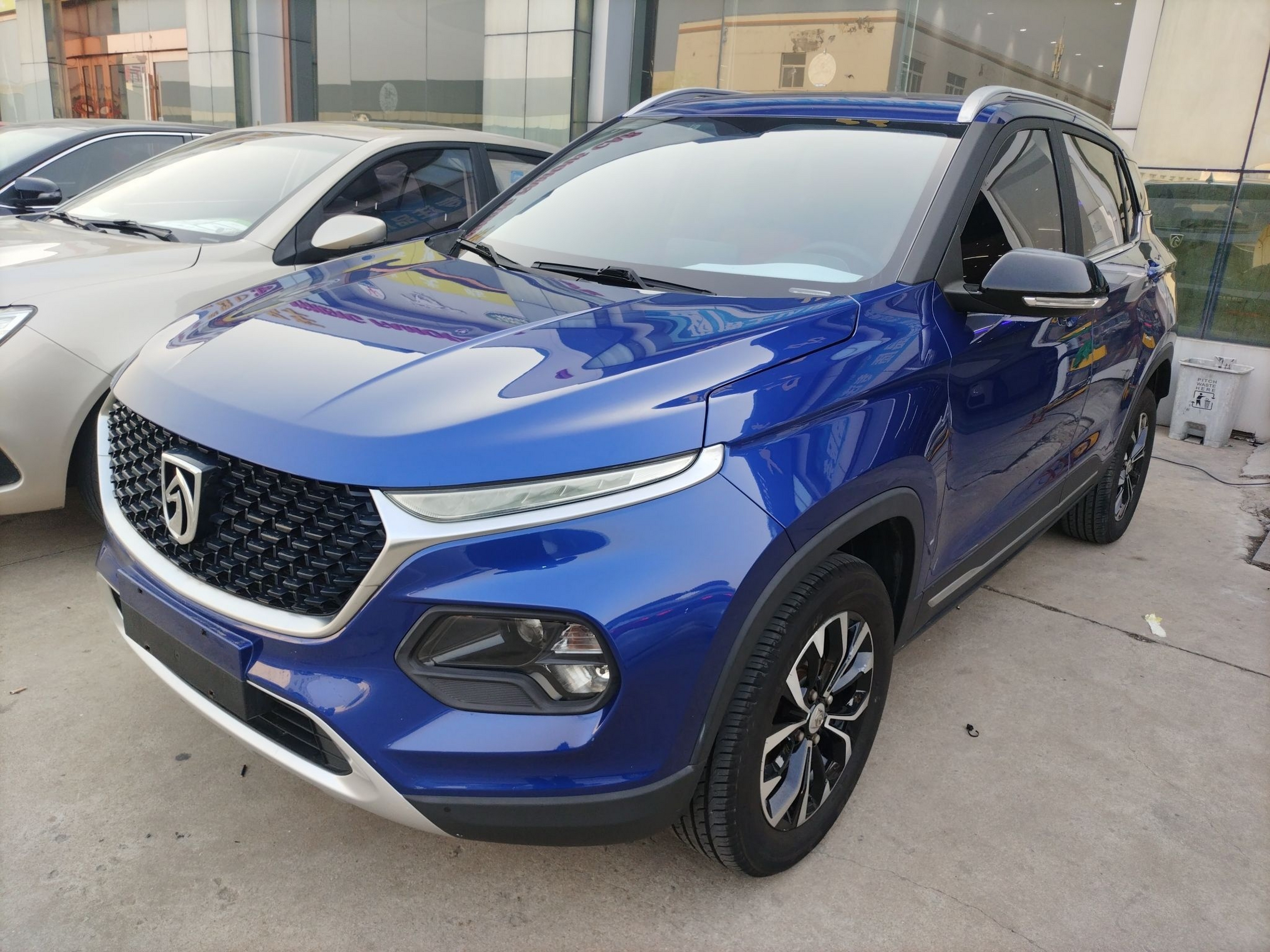 تحت مقدمة السيارة