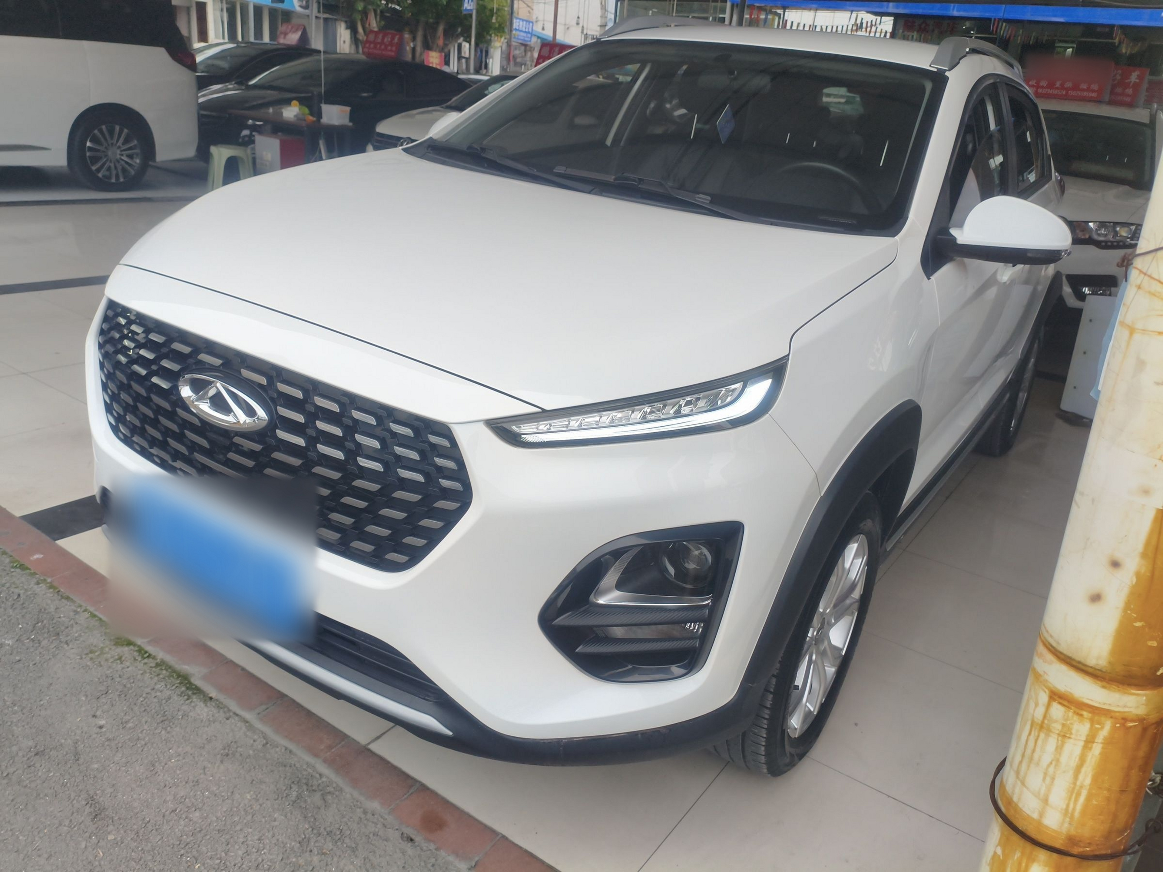 تحت مقدمة السيارة