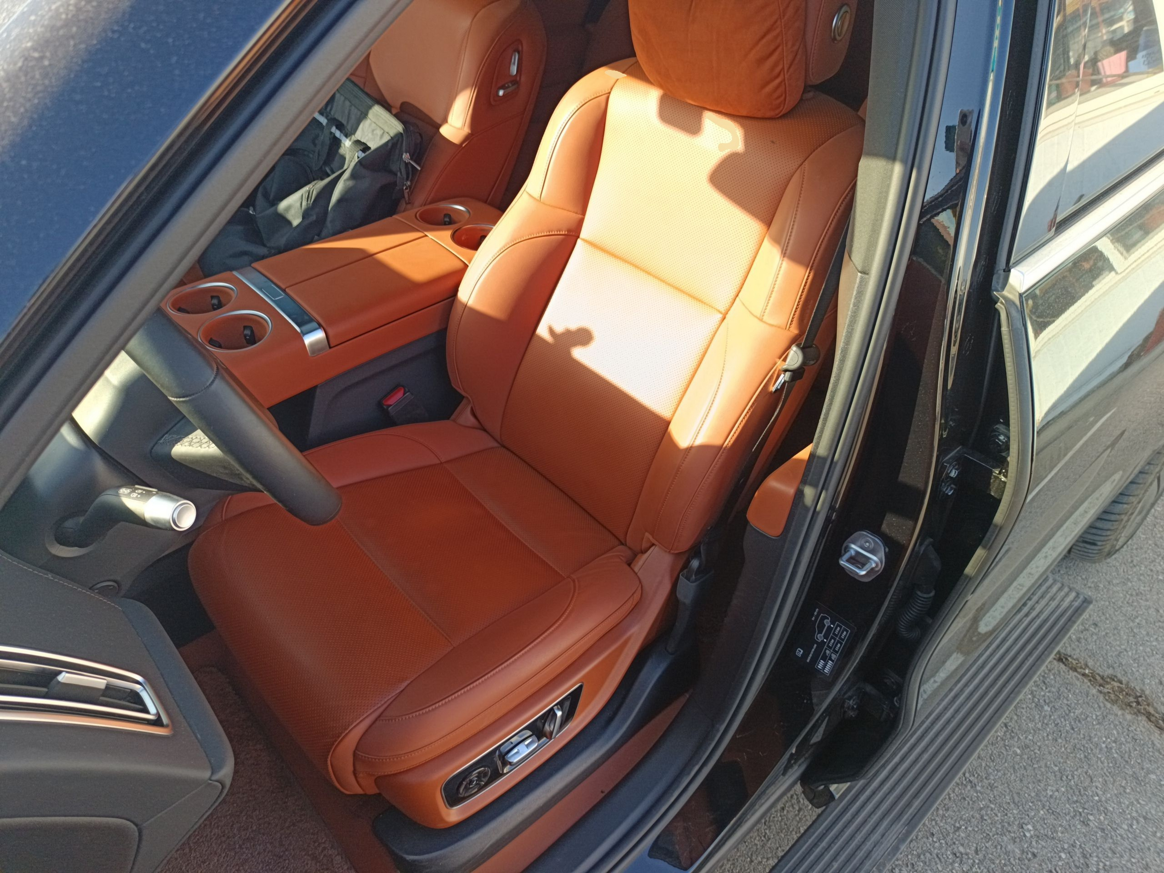 Переднее сиденье в автомобиле