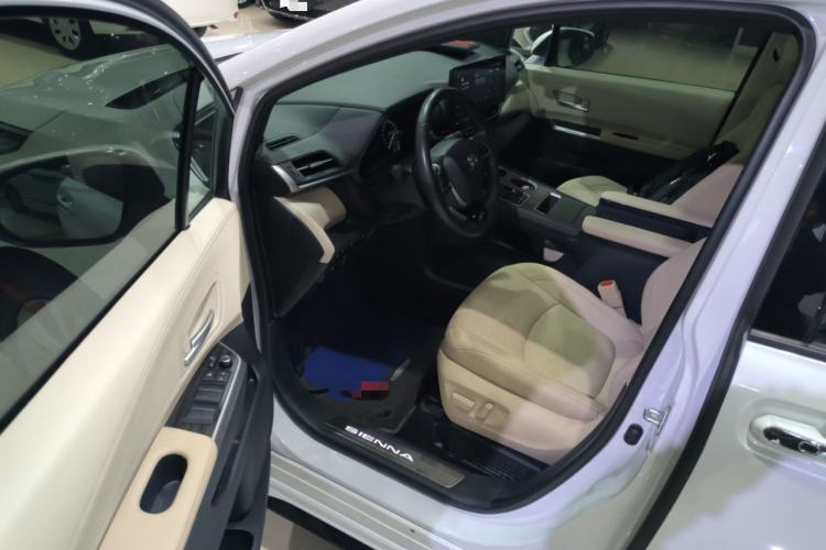 Used Toyota Sienna 2023 2.5L Hybrid Deluxe Edition