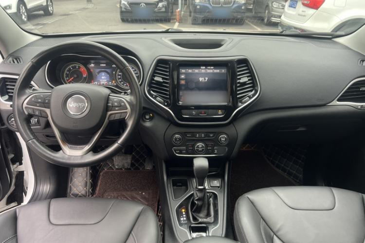 Used  Cherokee 2019 2.0T Two-Wheel Drive Smart Enjoyment Version China V
