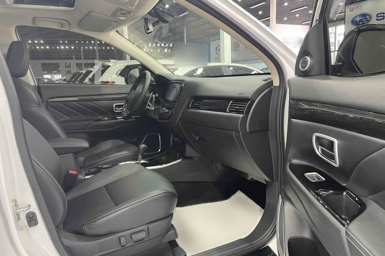 Used Mitsubishi Outlander 2019 2.4L 4x4 Zhi Xiang Edition 5 Seats China VI Standard
