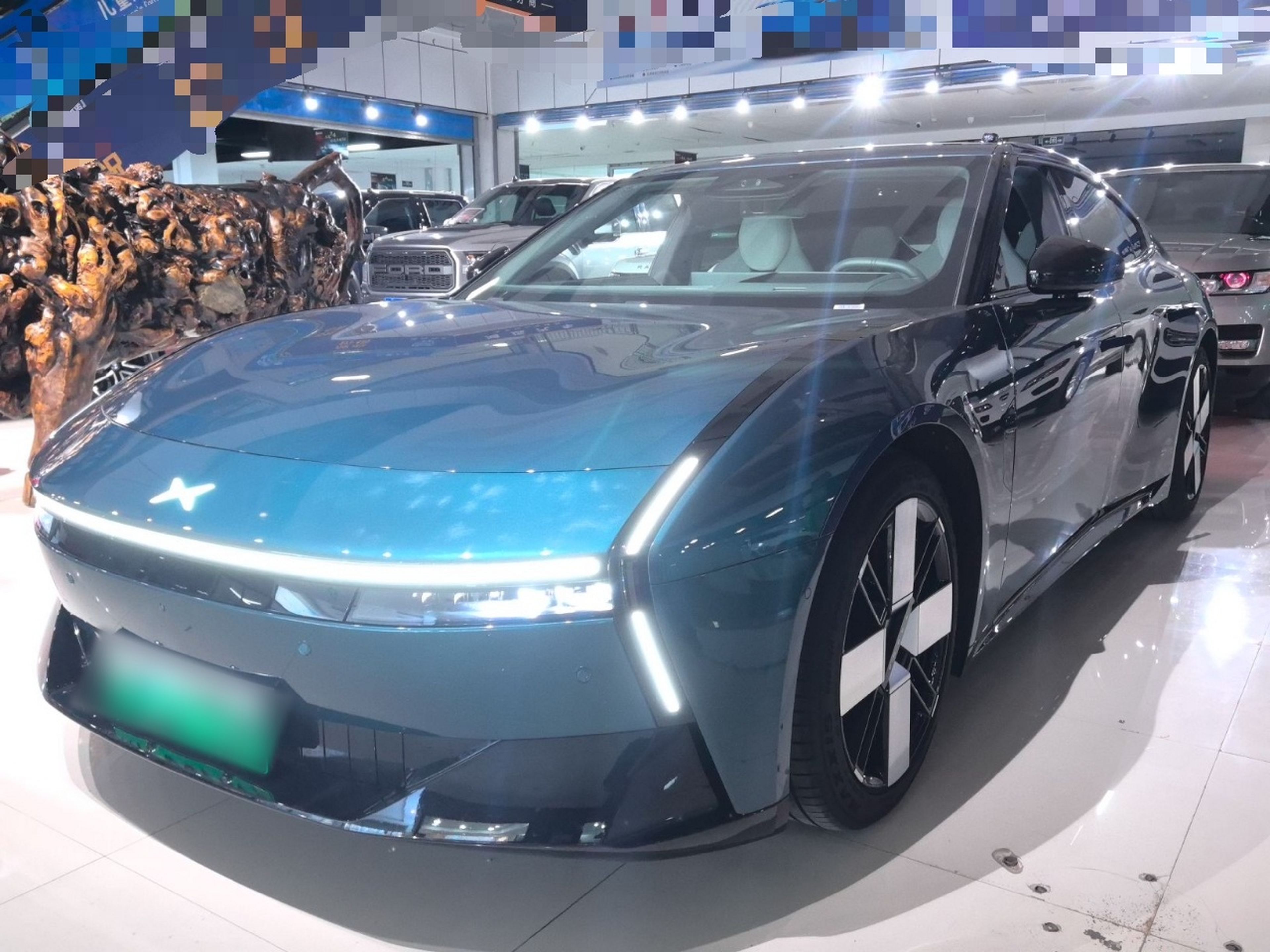 Под передней частью автомобиля