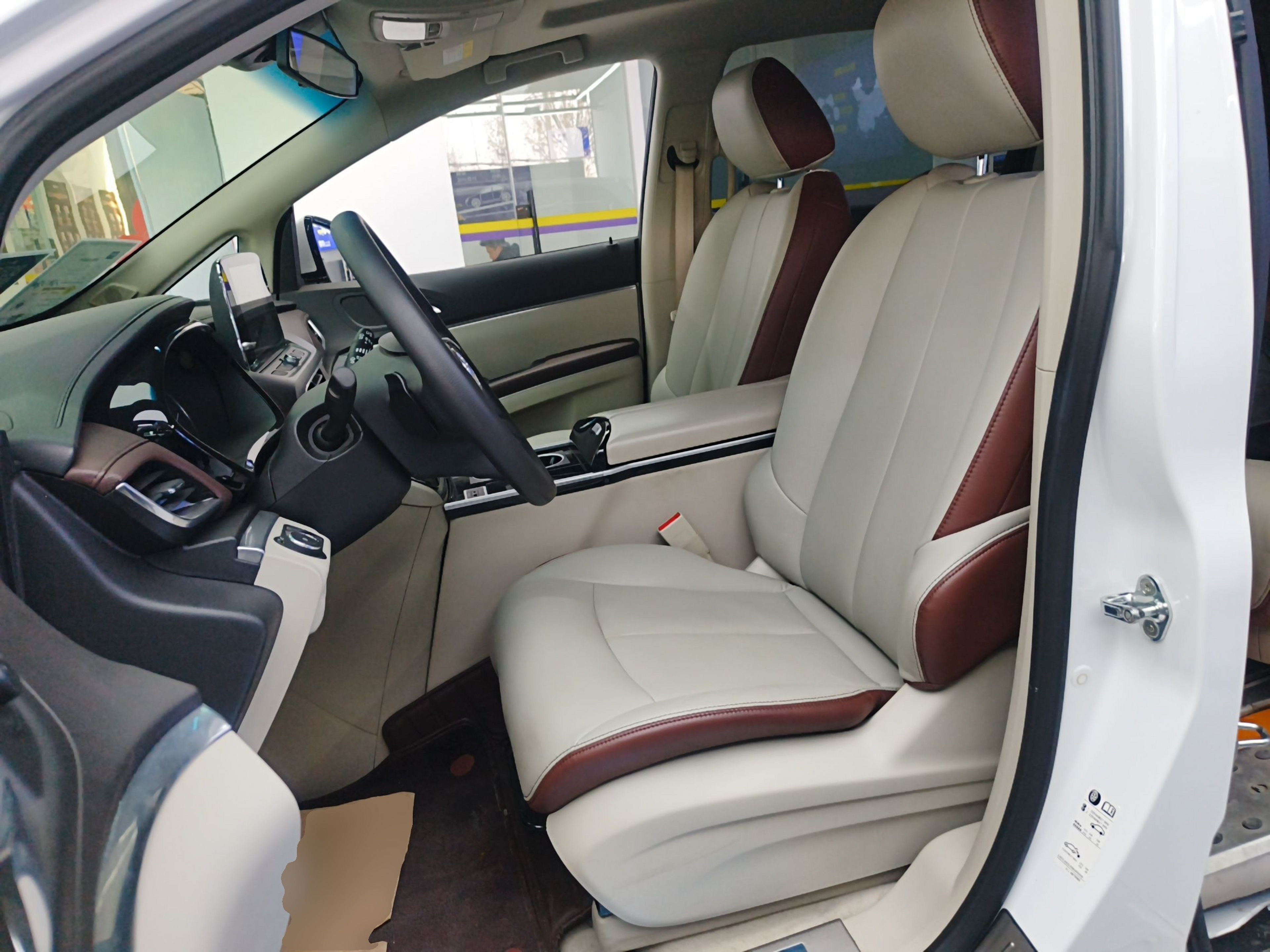 المقاعد الأمامية داخل السيارة