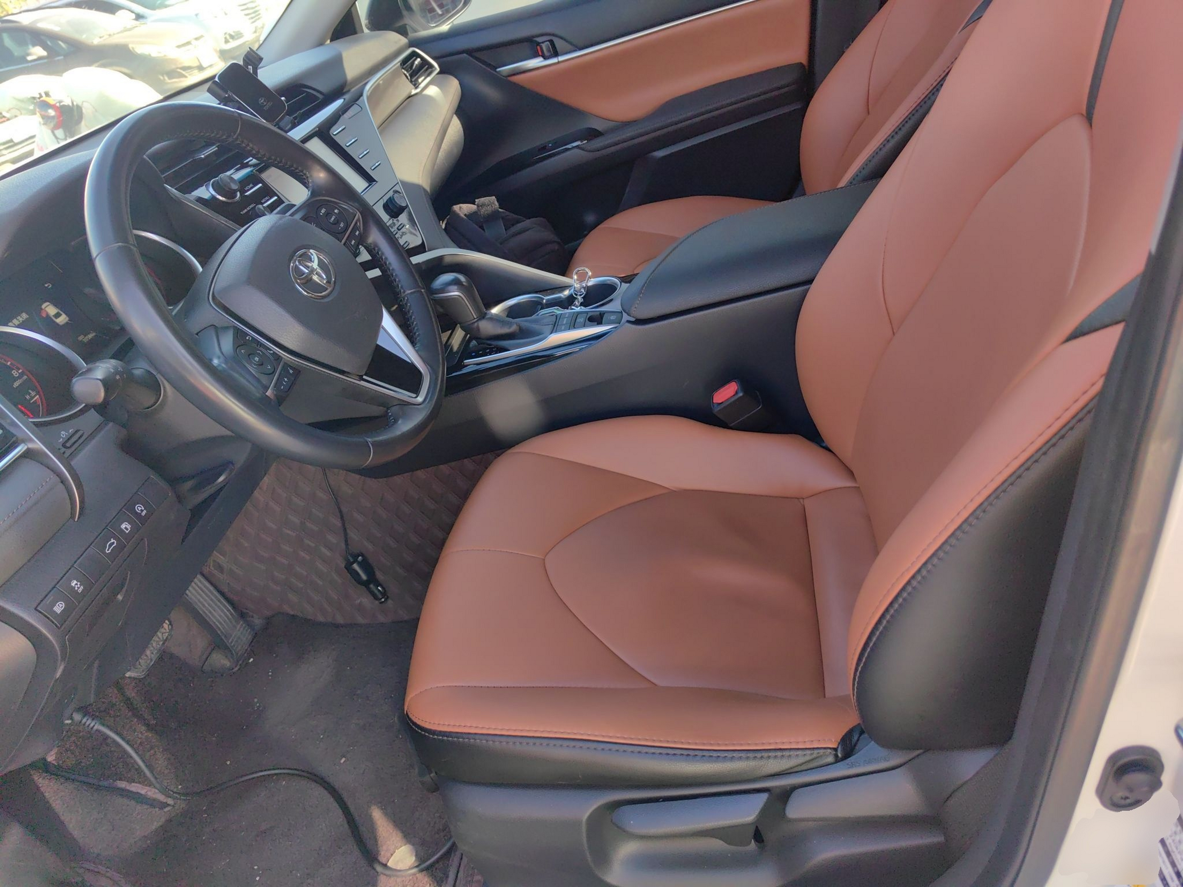 المقاعد الأمامية داخل السيارة