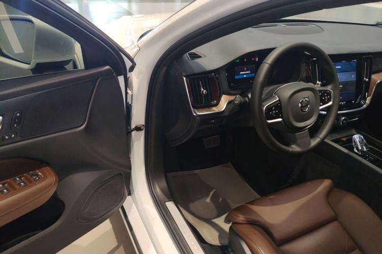 Used Volvo S60 2024 B4 Zhiyuan Luxury Edition
