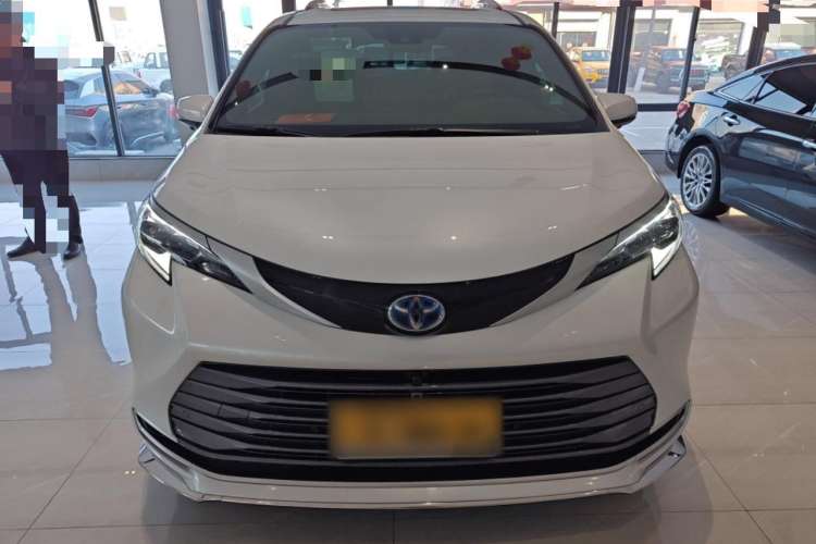 Used Toyota Sienna 2023 2.5L Hybrid Deluxe Edition
