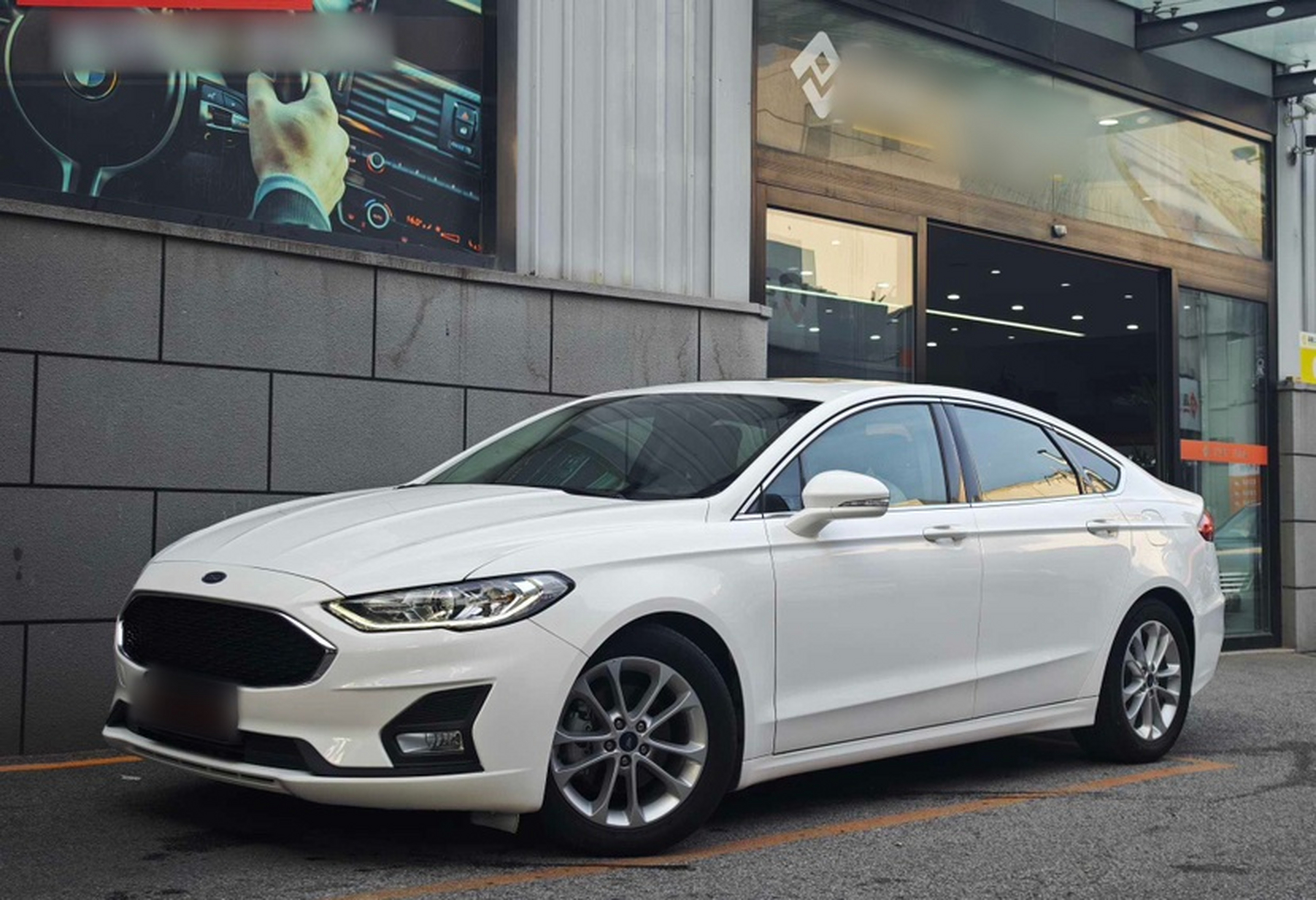 Под передней частью автомобиля