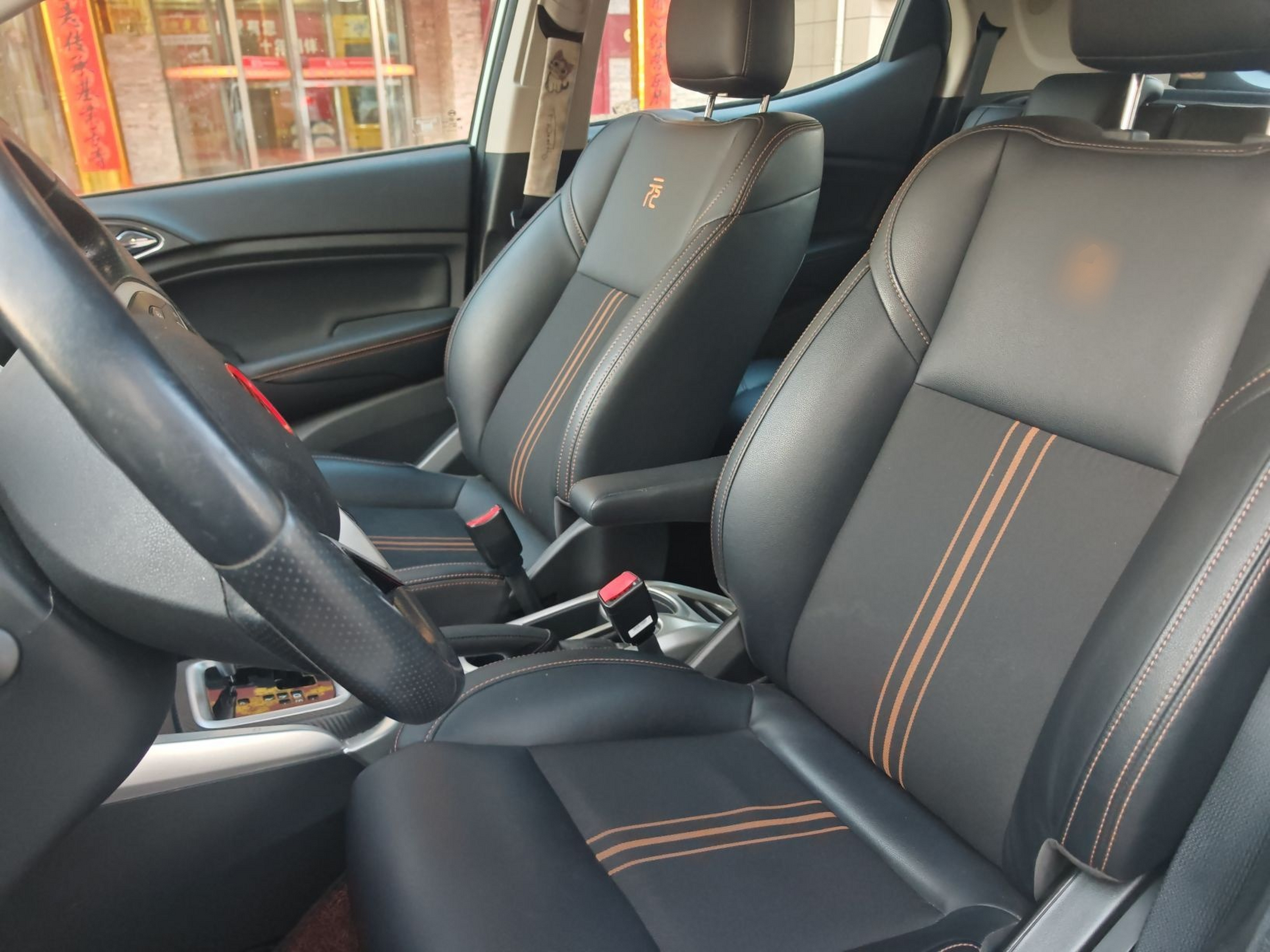 Переднее сиденье в автомобиле