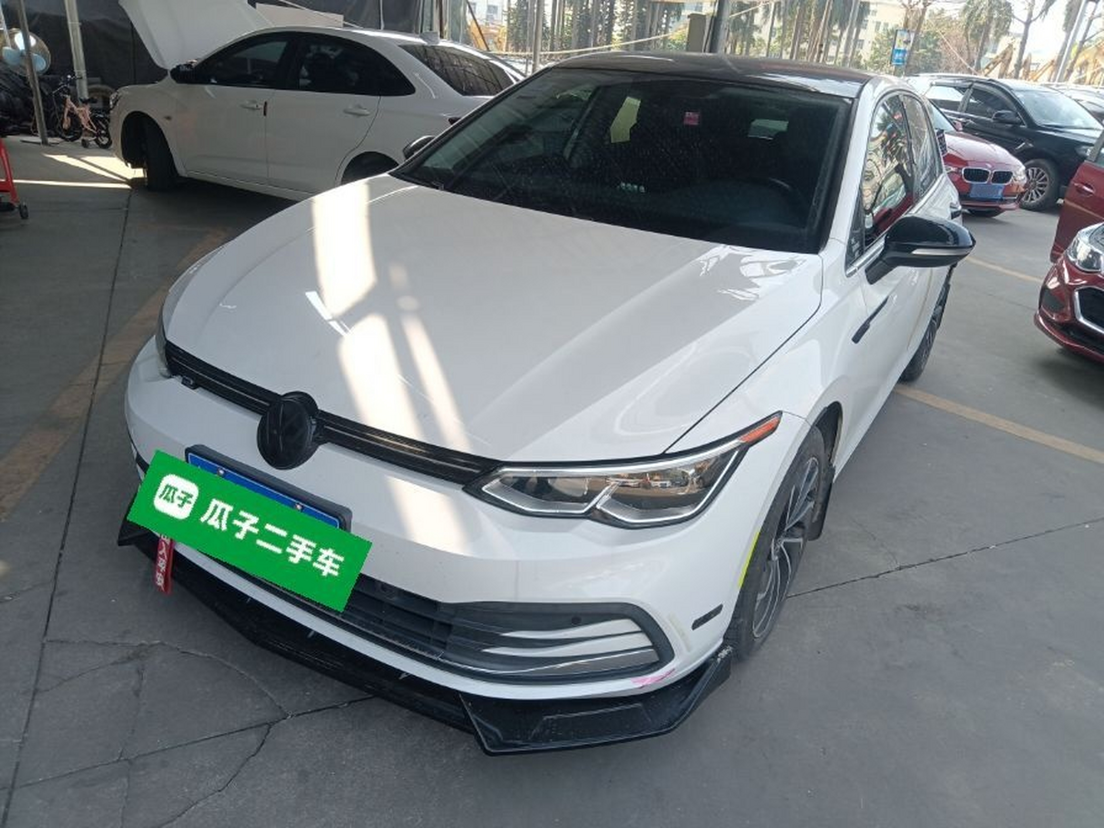 Под передней частью автомобиля