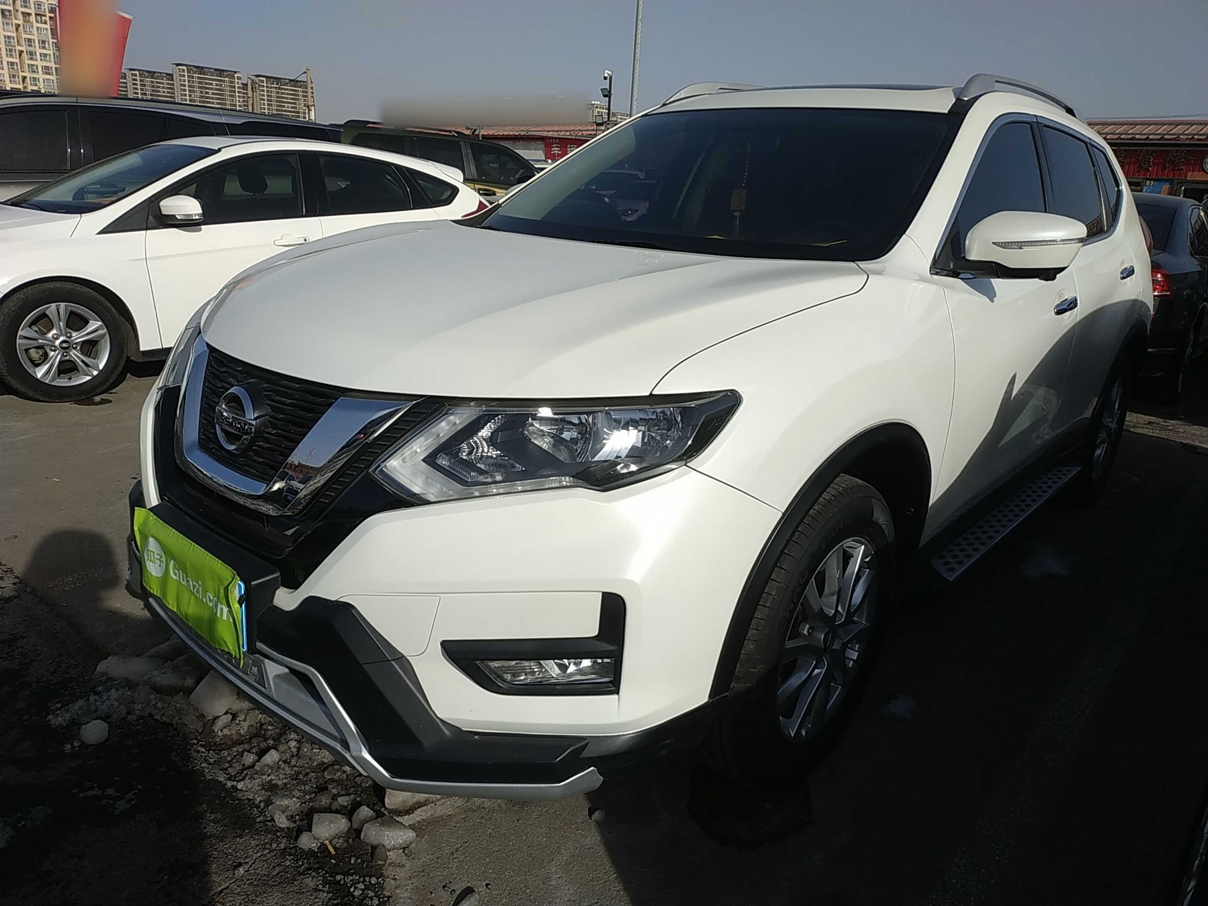 Под передней частью автомобиля