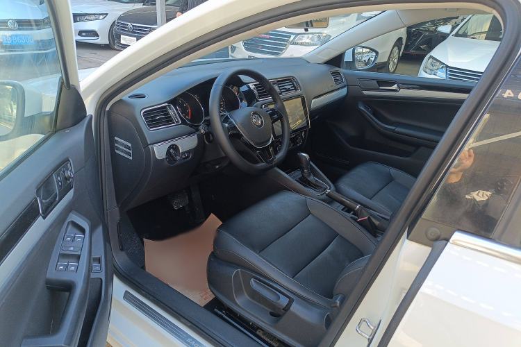 Used Volkswagen Sagitar 2015 1.6L Automatic Comfort Model
