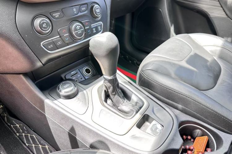 Used  Cherokee 2016 2.4L Professional Edition
